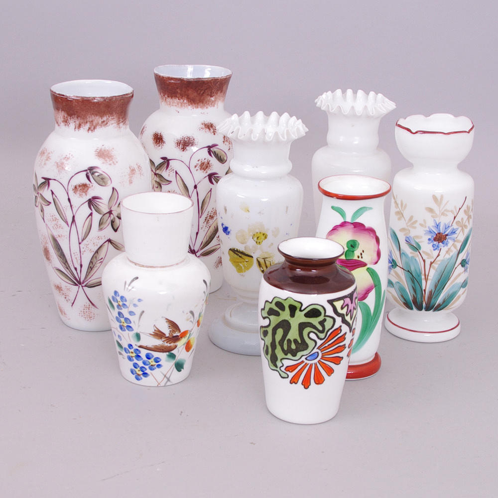 VASER, 8 stycken, glas med målad dekor, tidigt 1900-tal.