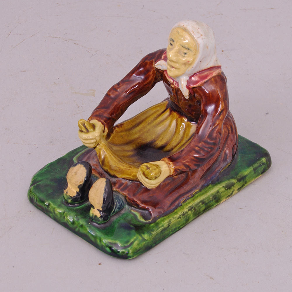 FIGURIN, "Påltorperskan", Höganäs, signerad KS, 1800-talets slut.