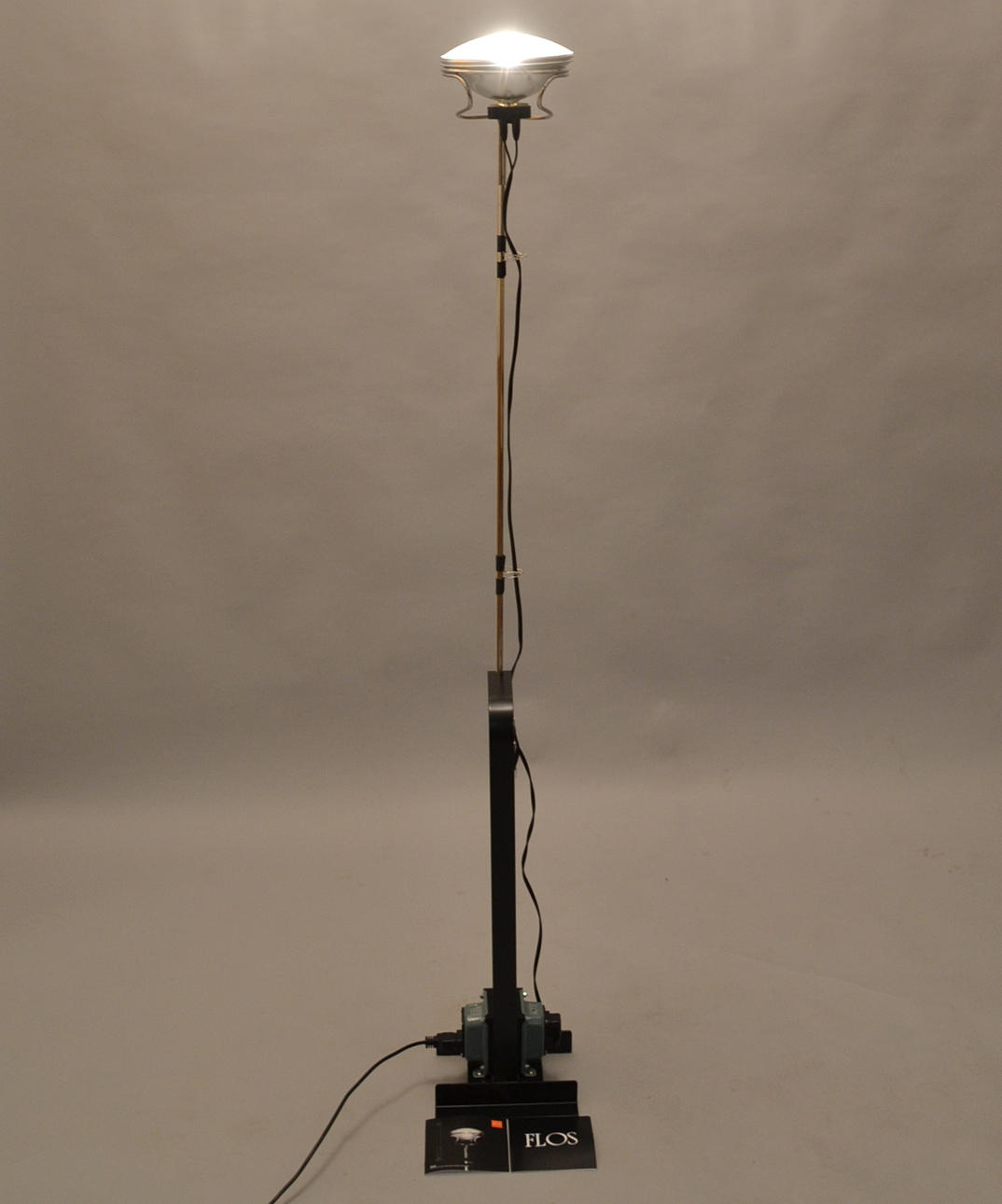 ACHILLE & PIER GIACOMO CASTIGLIONI. FLOS Toio lampa svart.