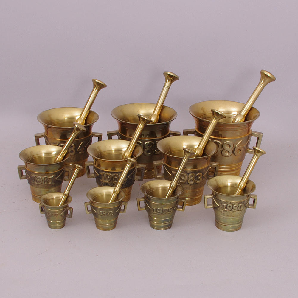 ÅRSMORTLAR med STÖT, 10 st, mässing, Skultuna, 1977-1986.