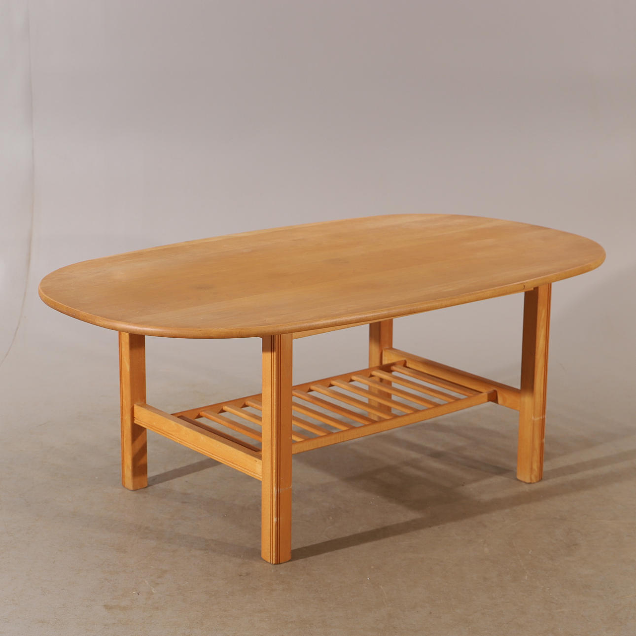 Couchtisch mit Regal, Buch, Haslev, Dänemark.