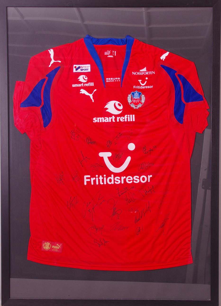 MATCHTRÖJA, HIF med hela lagets autografer, inramad.