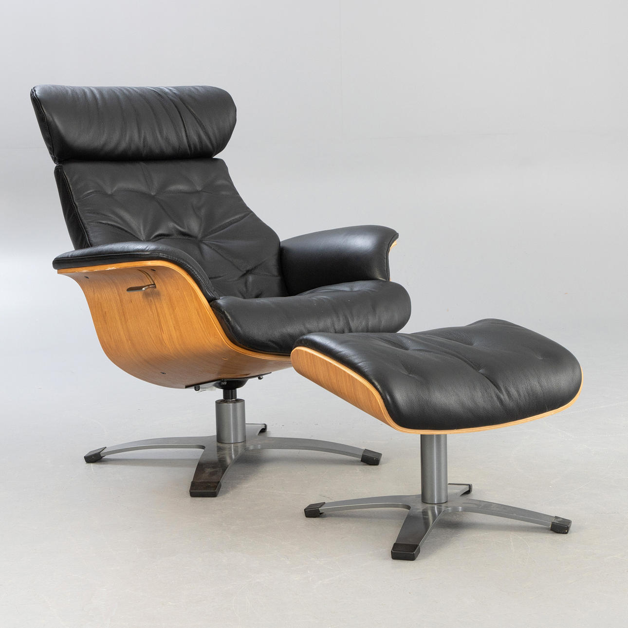 Lounge Sessel mit Ottomane. Zeitgenössisches Design.