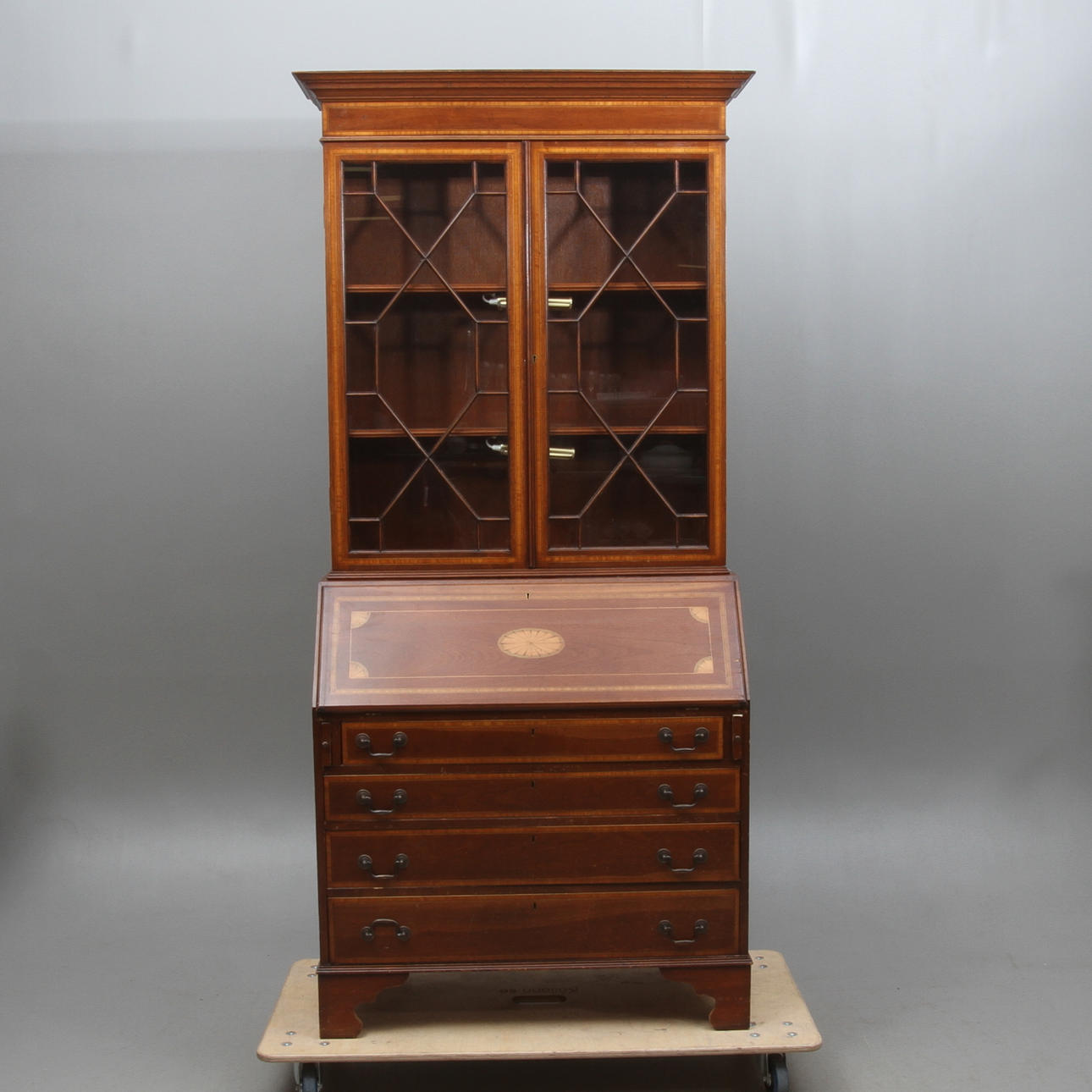 SKÅP, med vitrinöverdel, engelsk stil, 1900-tal.