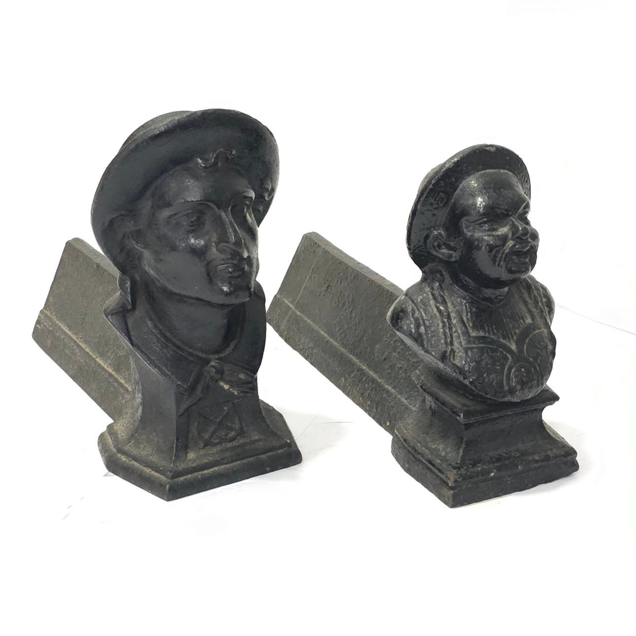 PAR DÖRRFÄSTEN I GJUTJÄRN.