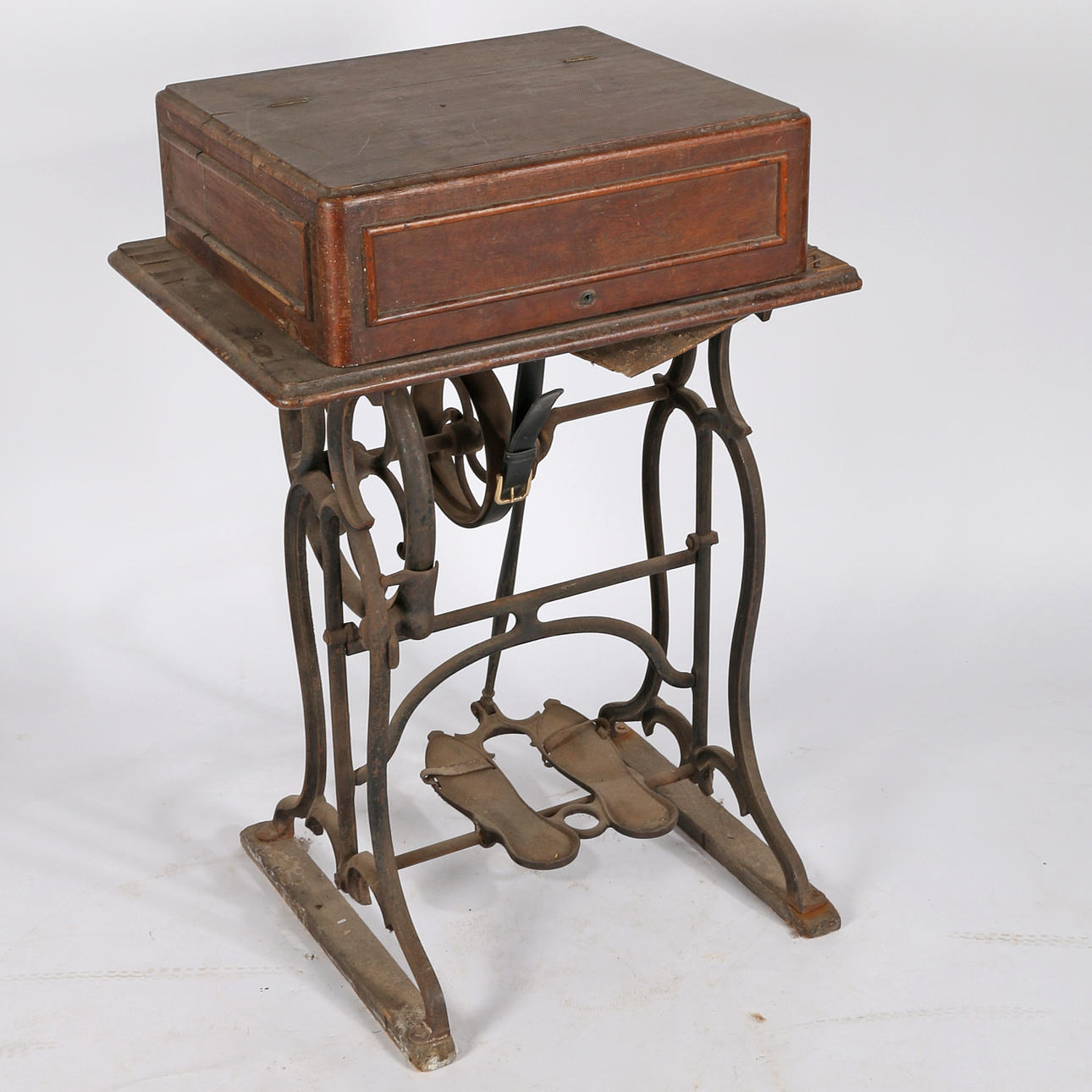 WHEELER AND WILSON CURVED NEEDLE LOW BED TREADLE SEWING MACHINE.