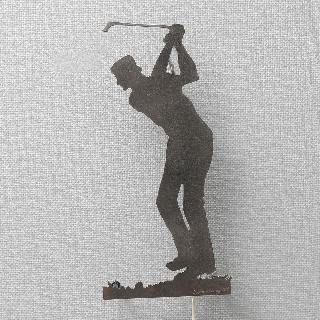 VÄGGLAMPA, smide, golfspelare, Ragnar Andersson, Dalslandssmide, signerad, 1994.