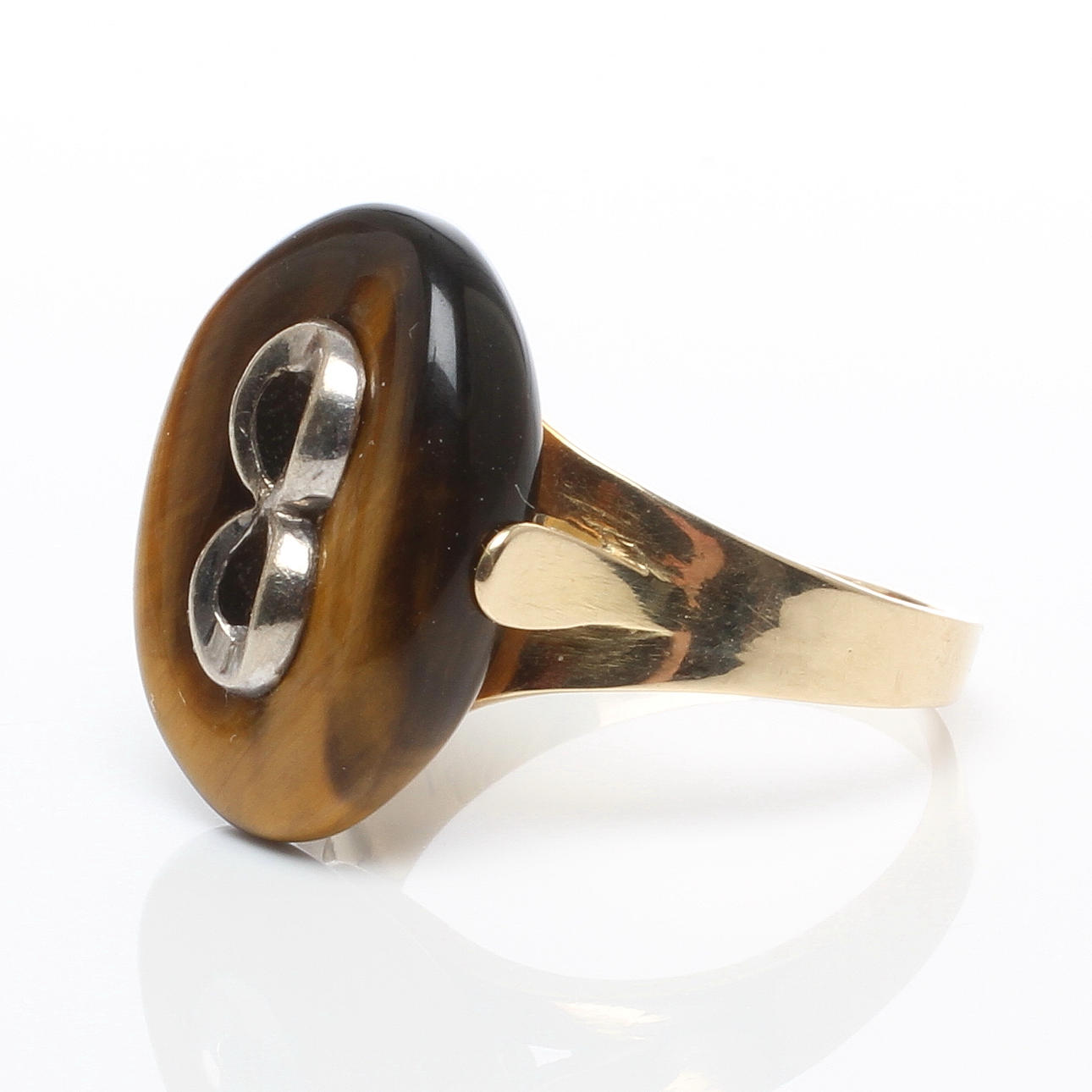 RING, 14k guld med slipad sten, 1900-tal.
