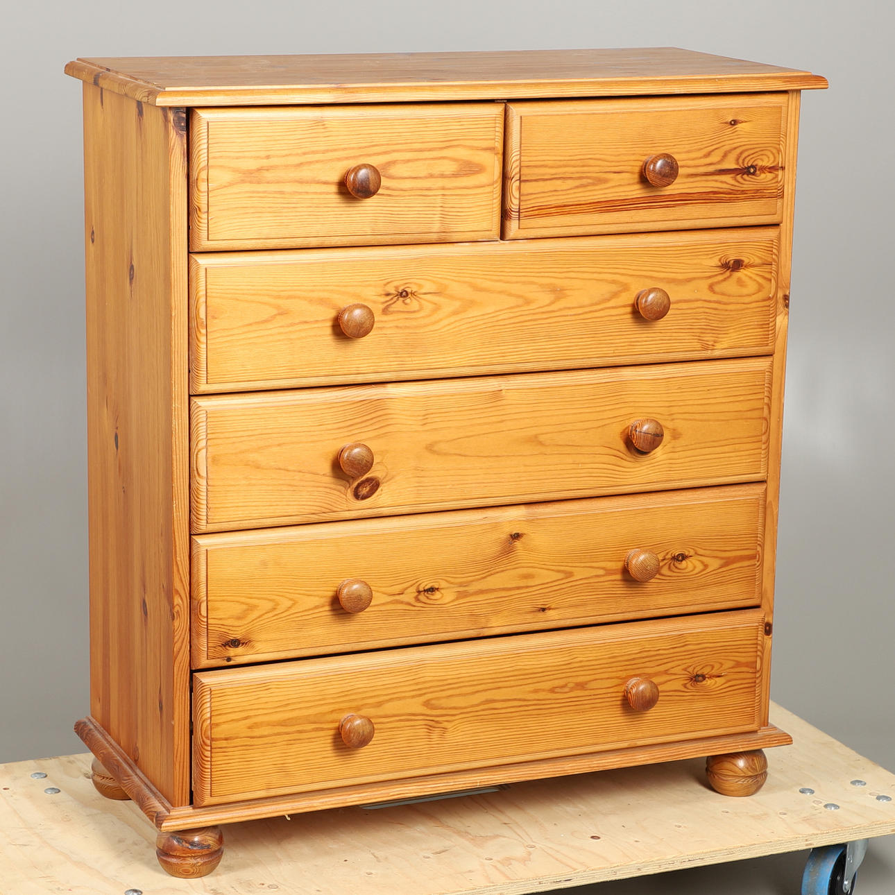 UNA CÓMODA MODERNA DE CAJONES.