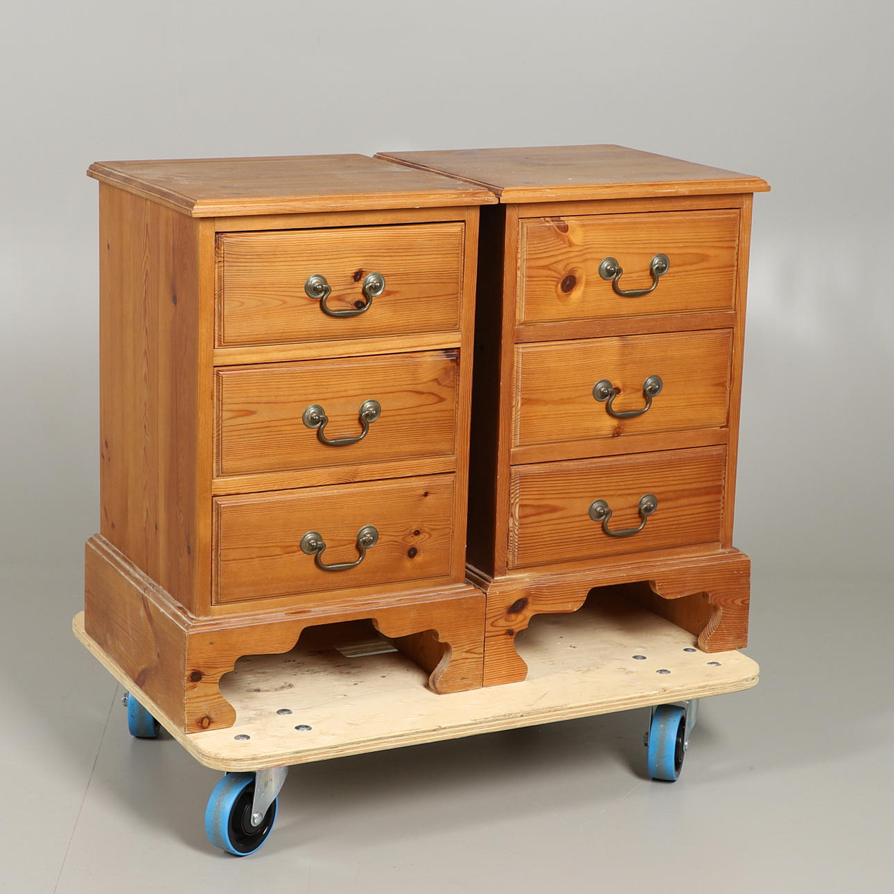 A PAIR OF MODERN PINE BEDSIDE CHESTS.