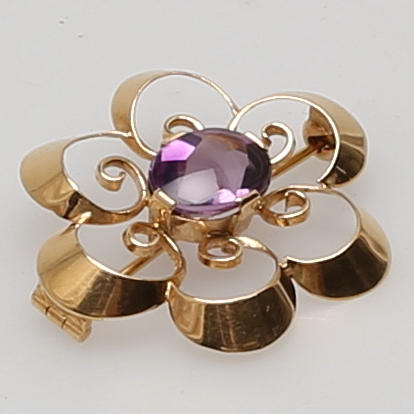 BROSCH i 18K gulguld, besatt med ametist? Joh Petterssons Eftr Juvelerar Ab, Stockholm, 1953.