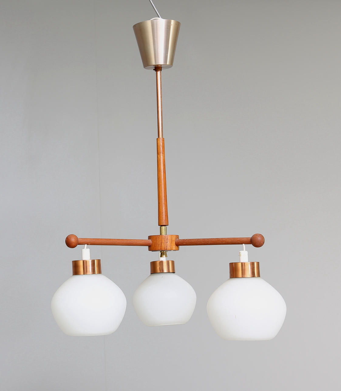 TAKLAMPA, glas och teak, 1950/60-tal.