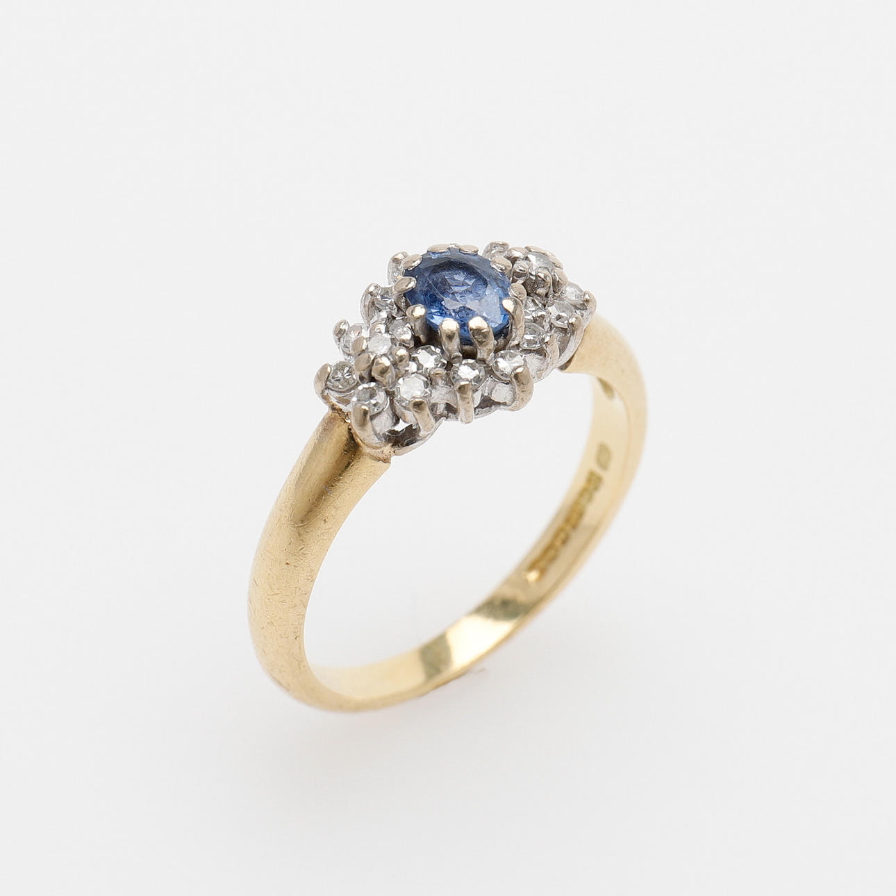 RING MED SAFIR OCH DIAMANTER.