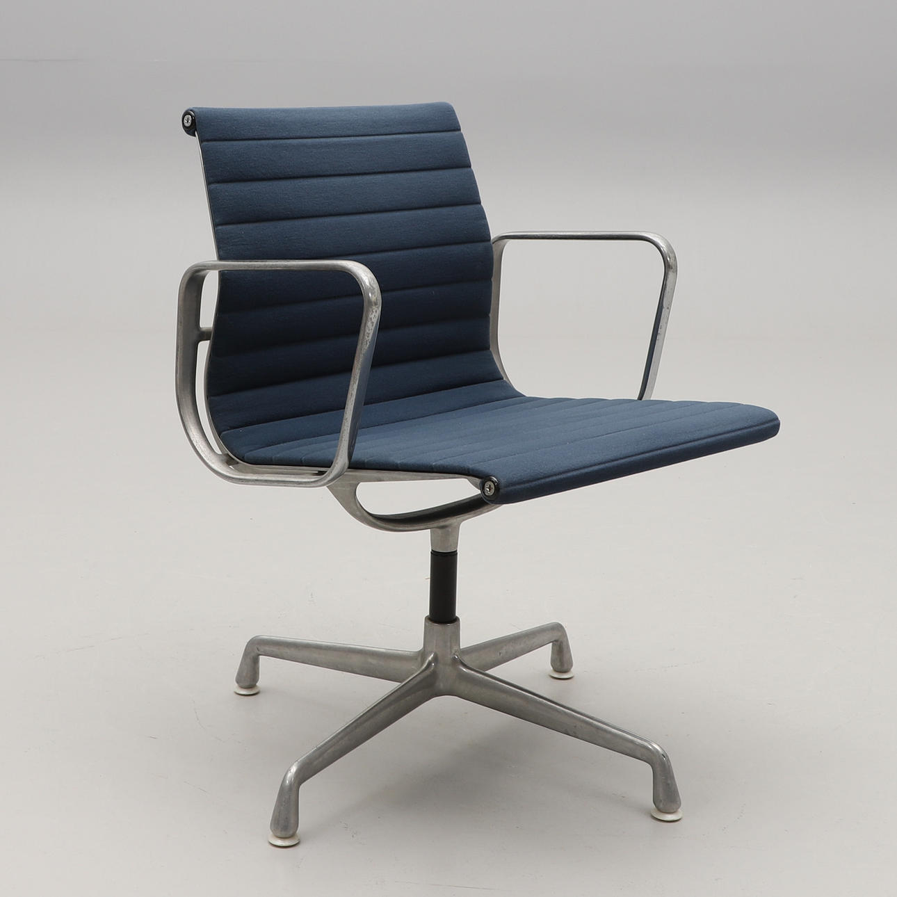 CHARLES & RAY EAMES. KONTORSSTOL, EA108, Herman Miller.