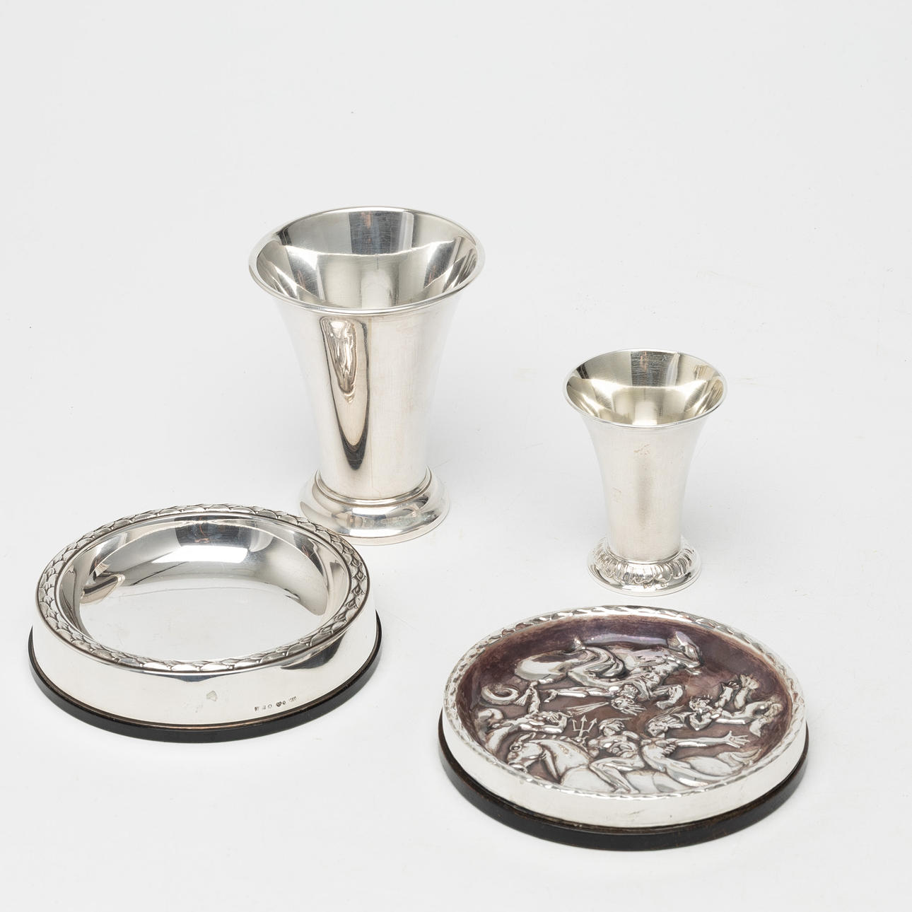 TELLER / UNTERSETZER, 2 Stück, und TASSEN, 2 Stück, Silber.