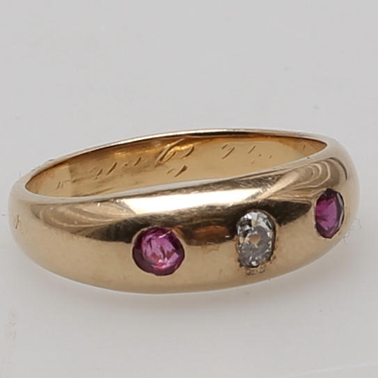RING i 14K gulguld besatt med diamant om ca 0,1 carat samt två rubiner.