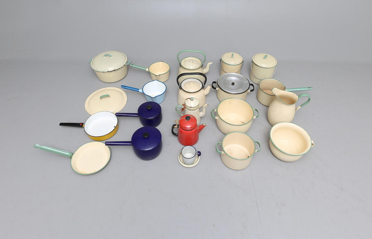 EMALJFÖREMÅL, 20 st, 1900-tal.