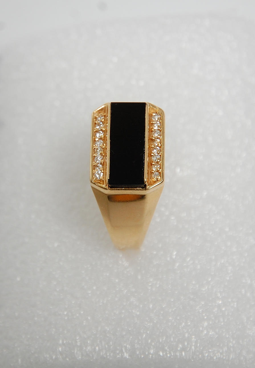 KLACKRING, 14 K guld, onyx, 16 st diamanter.