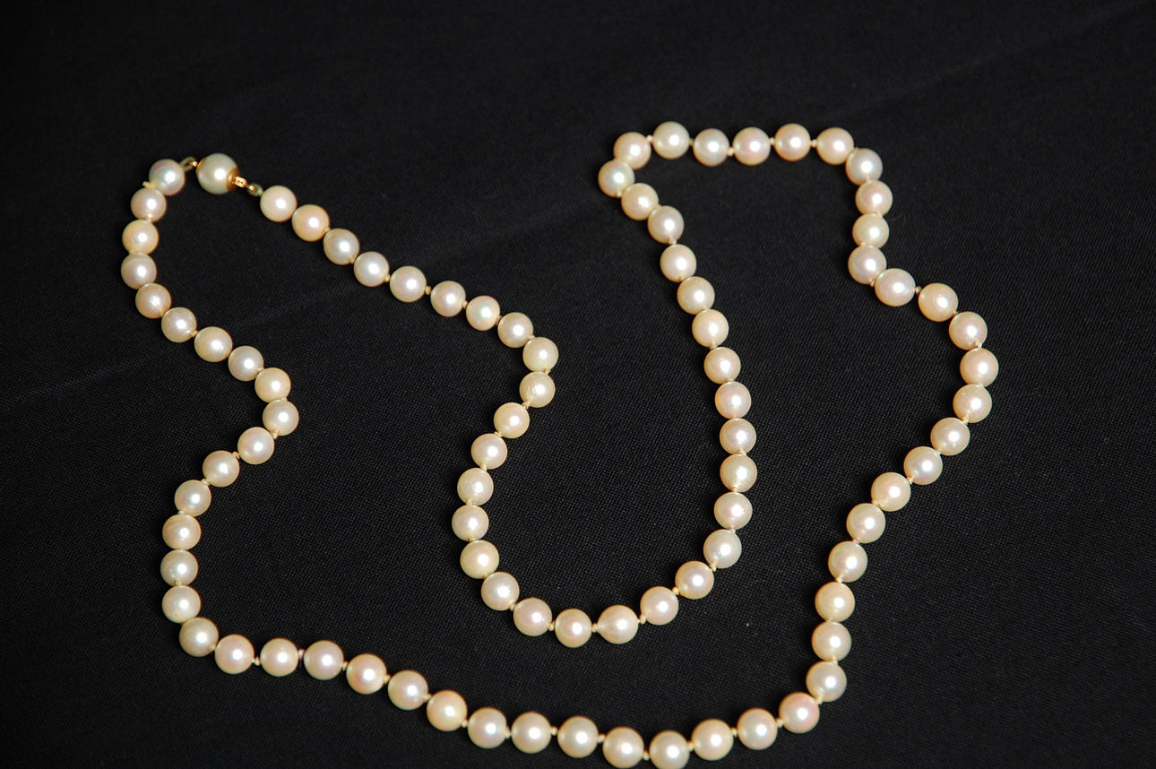 PÄRLCOLLIER, odlade, med spänne 18 K guld.