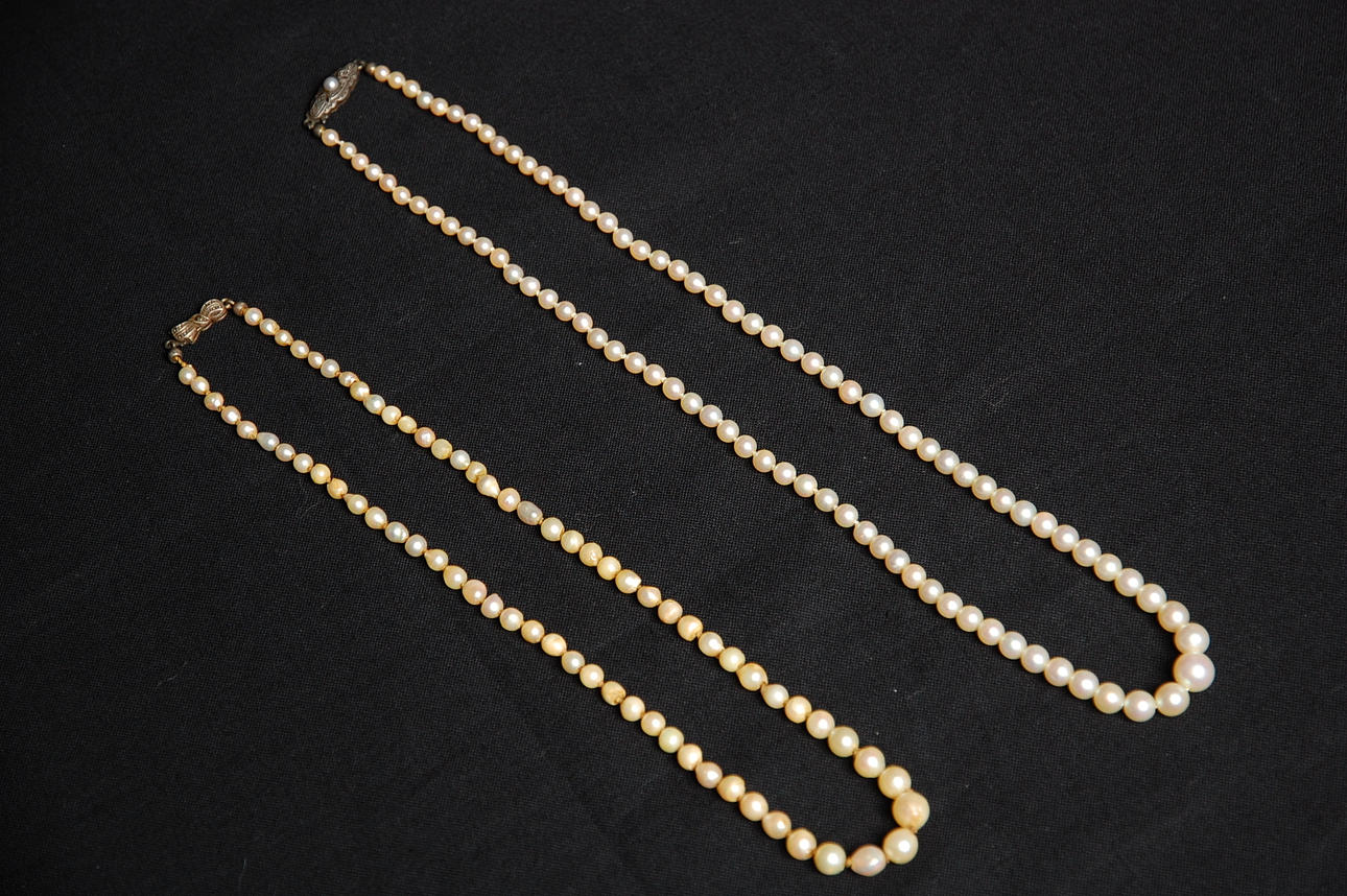 PÄRLCOLLIER, 2 st äldre.