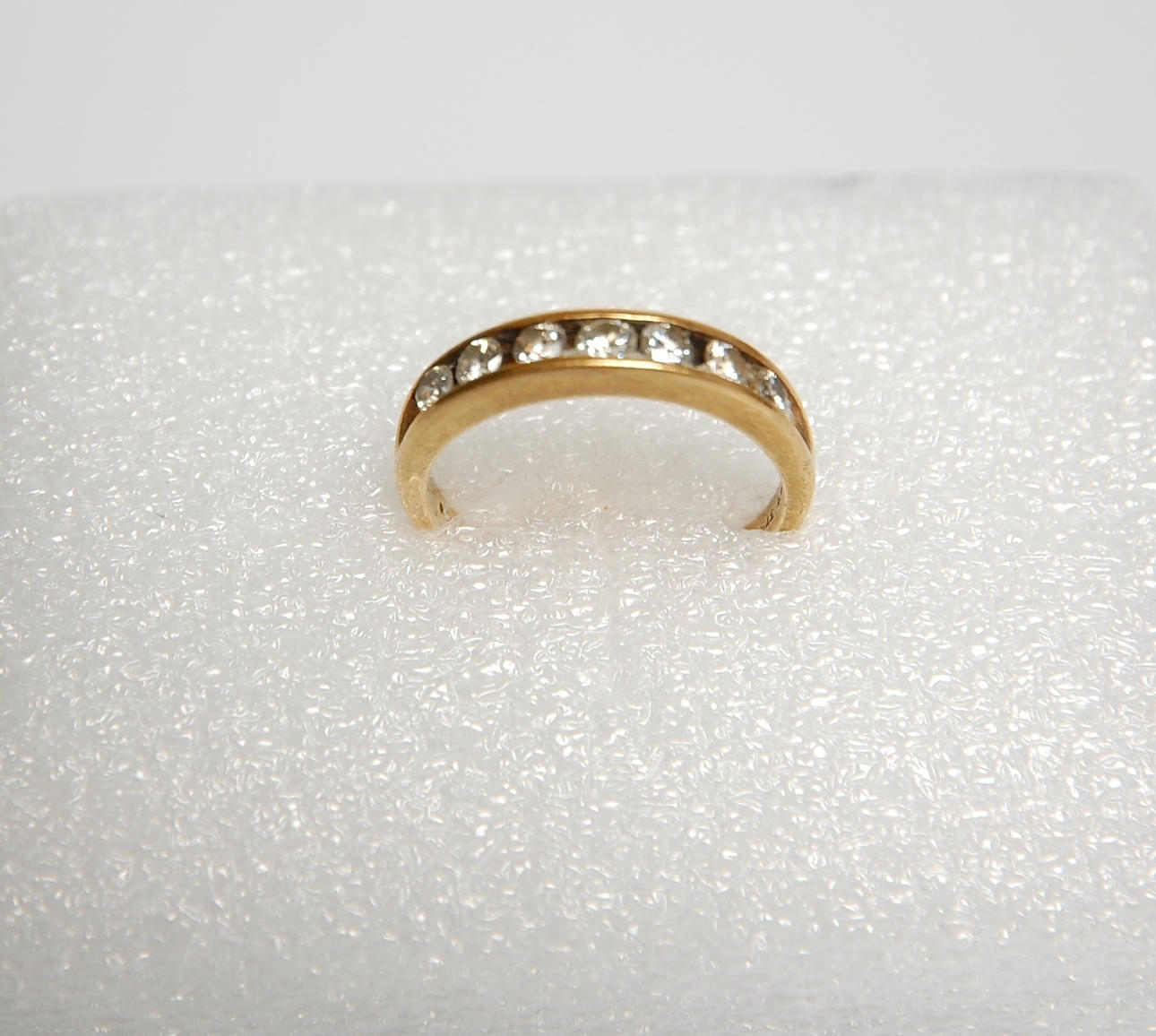 RING, 9 K, med 7 st diamanter.