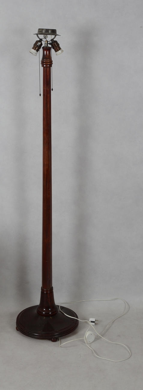 GOLVLAMPA, trä, 1900-tal.