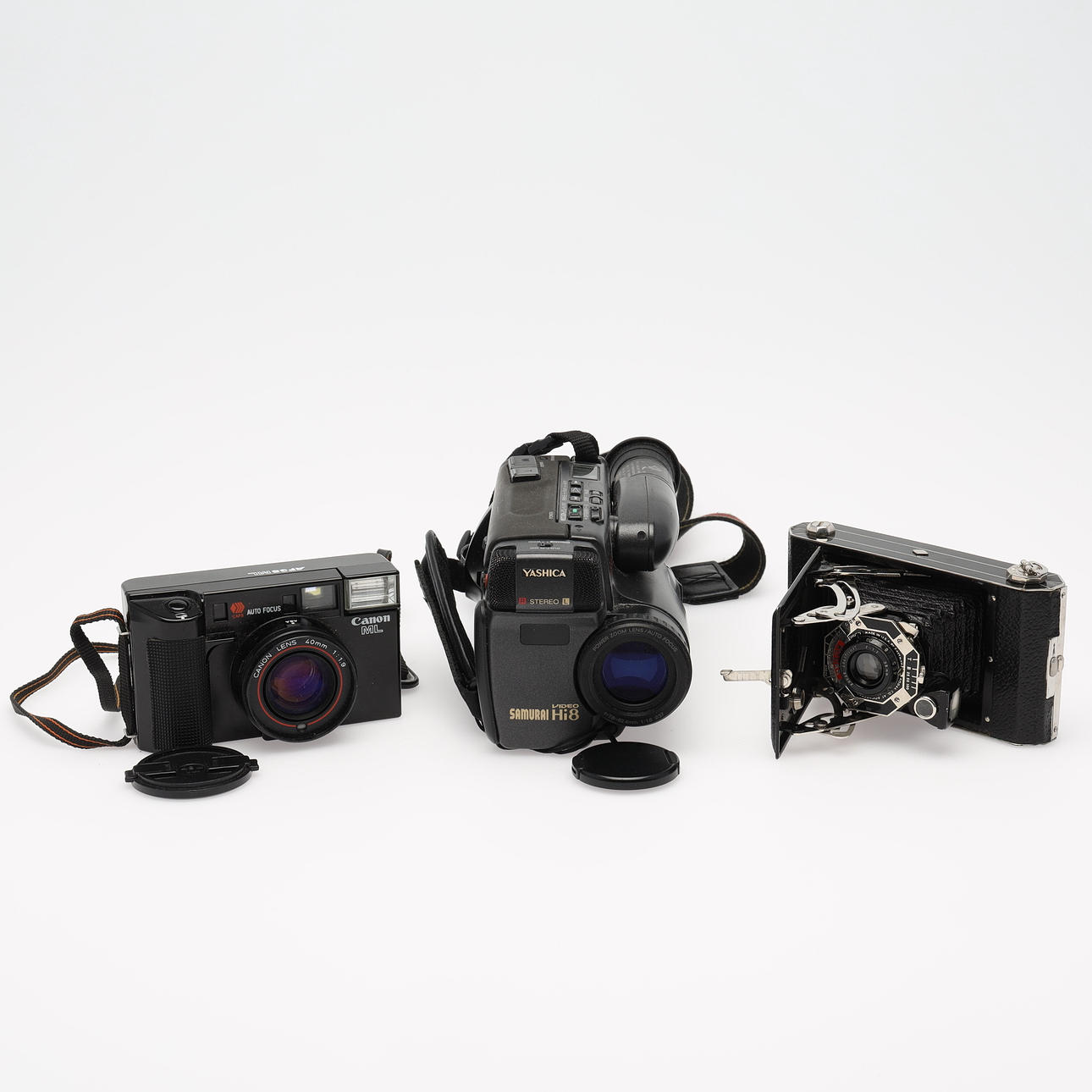 COLECCIÓN DE CÁMARAS, 3 objetos, década de 1900.