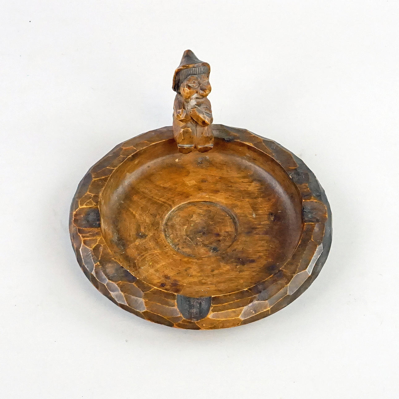 BENGT BRASK. Träsnidade rökattiraljer, 3 delar, signerade B.Brask, 1900 ...