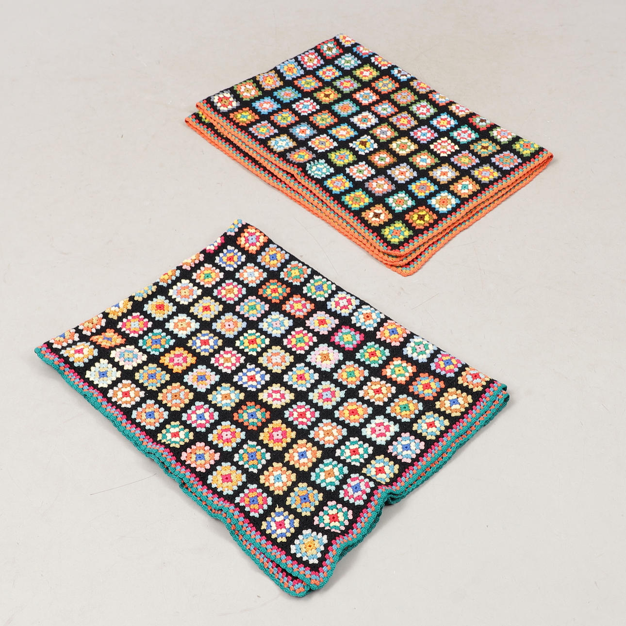 SÄNGÖVERKAST/PLÄDAR, 2 st, virkade mormorsrutor.