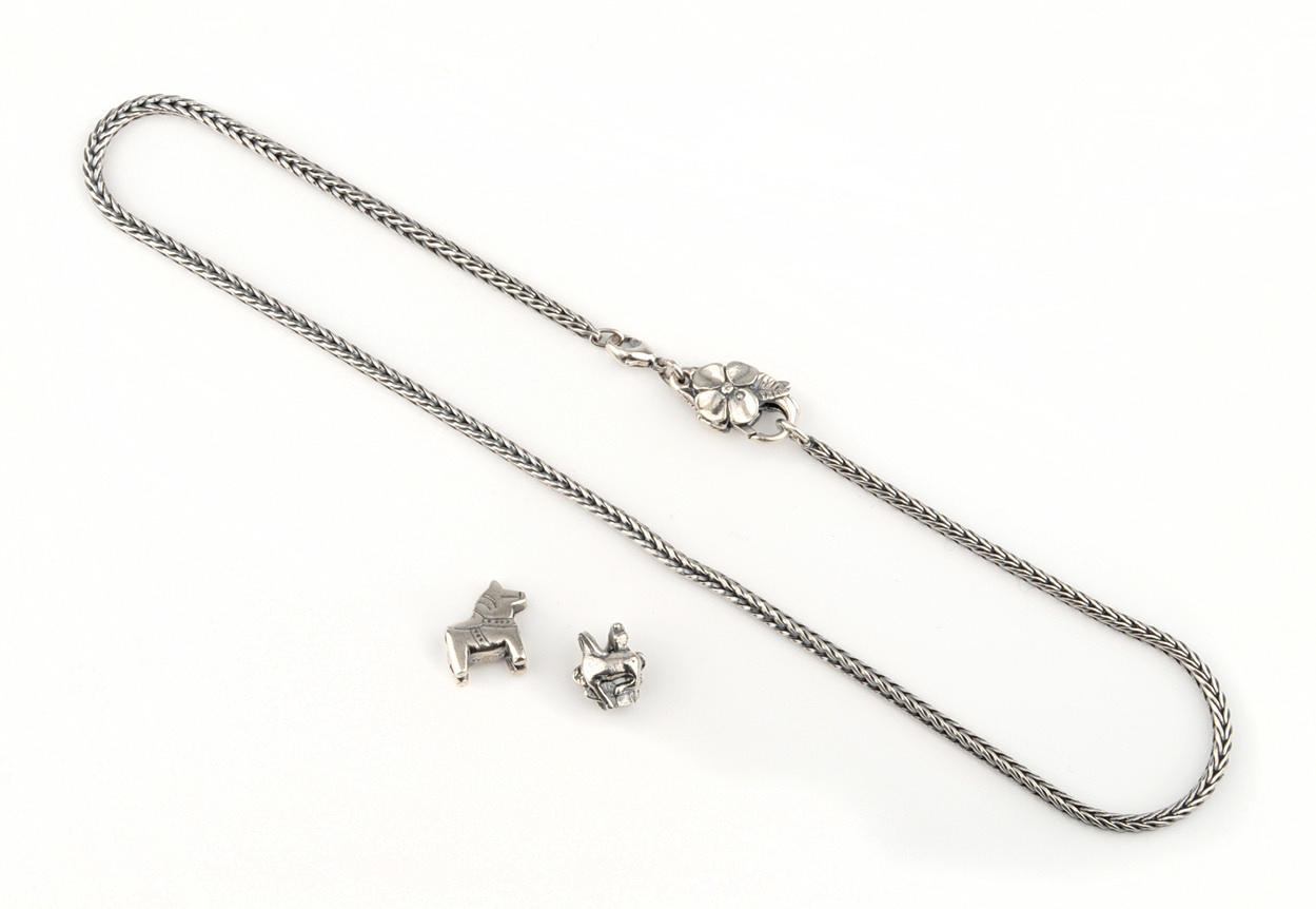 Silverhalsband med hänge, ca. 33,2 g.