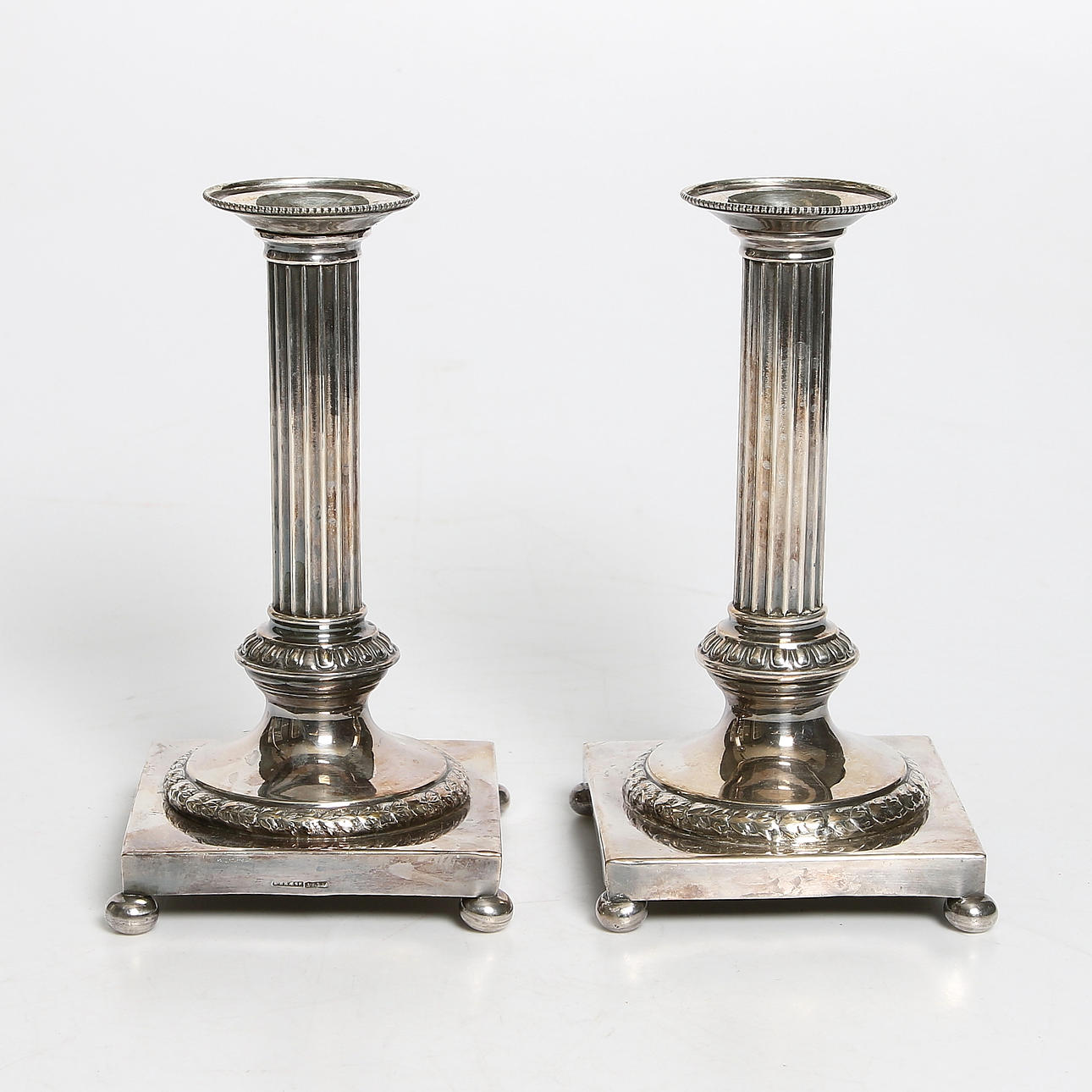 KOLONNLJUSSTAKAR / LJUSSTAKAR, ett par, nysilver, Gustaviansk stil, Adolf Bræse, Stockholm. 1800-talets andra hälft.
