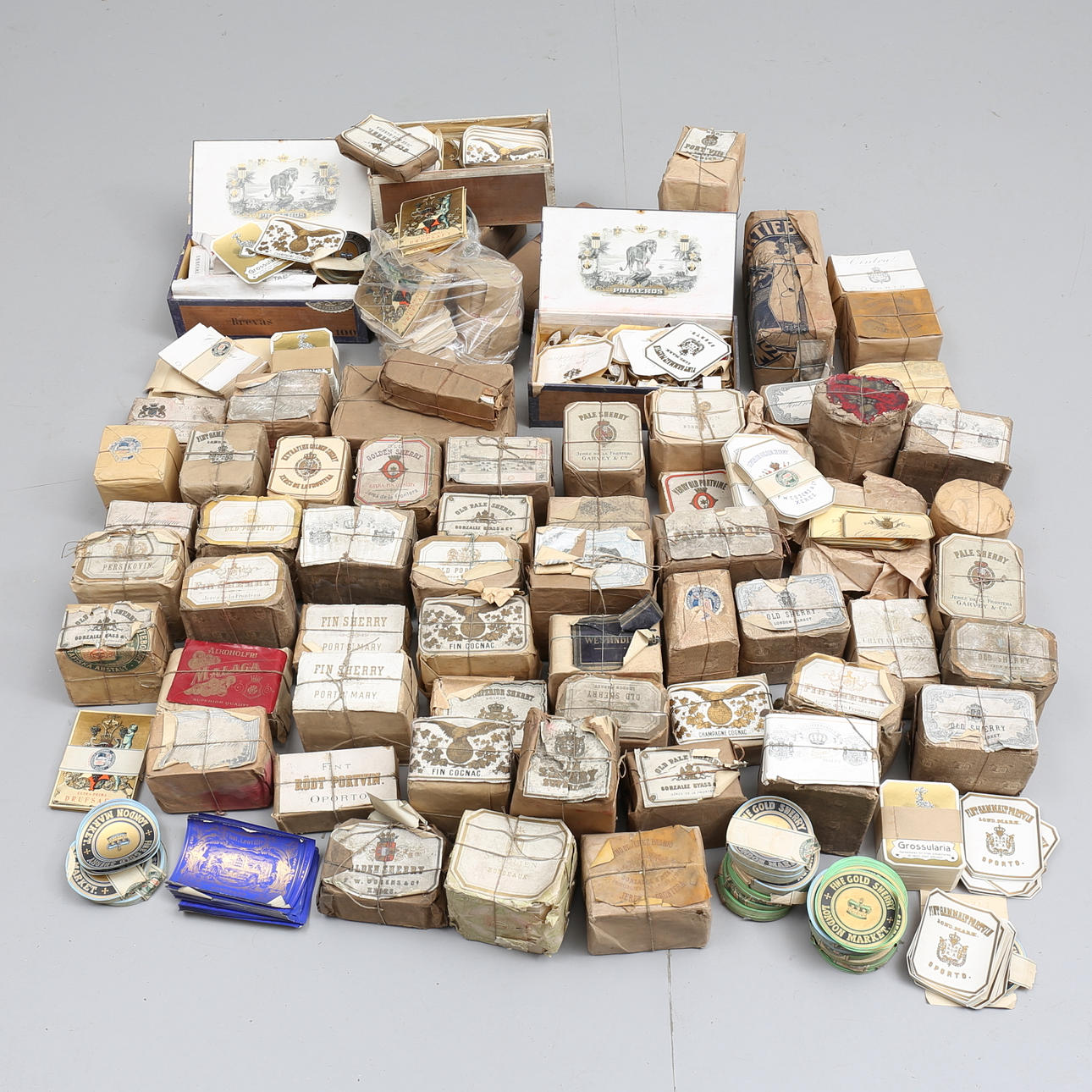 VIN-, STARKVIN-, SAFT- samt SPRITETIKETTER, minst 100 000 st.