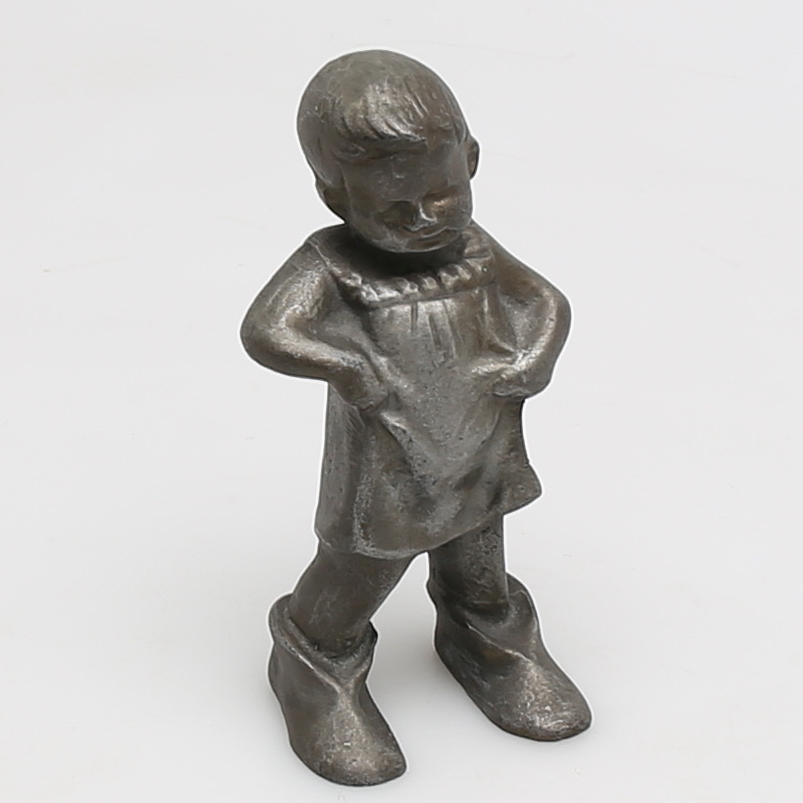 OIDENTIFIERAD KONSTNÄR. Skulptur i bly, pojke med för stora skor.