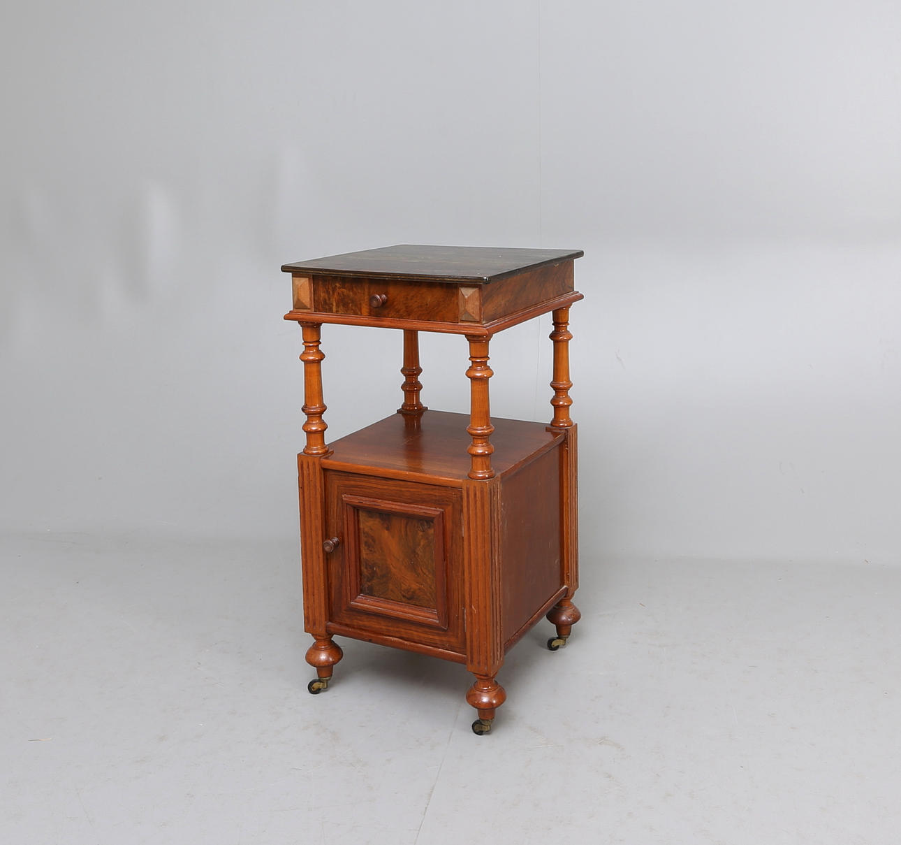 SÄNGBORD, nyrenässans, tidigt 1900-tal.