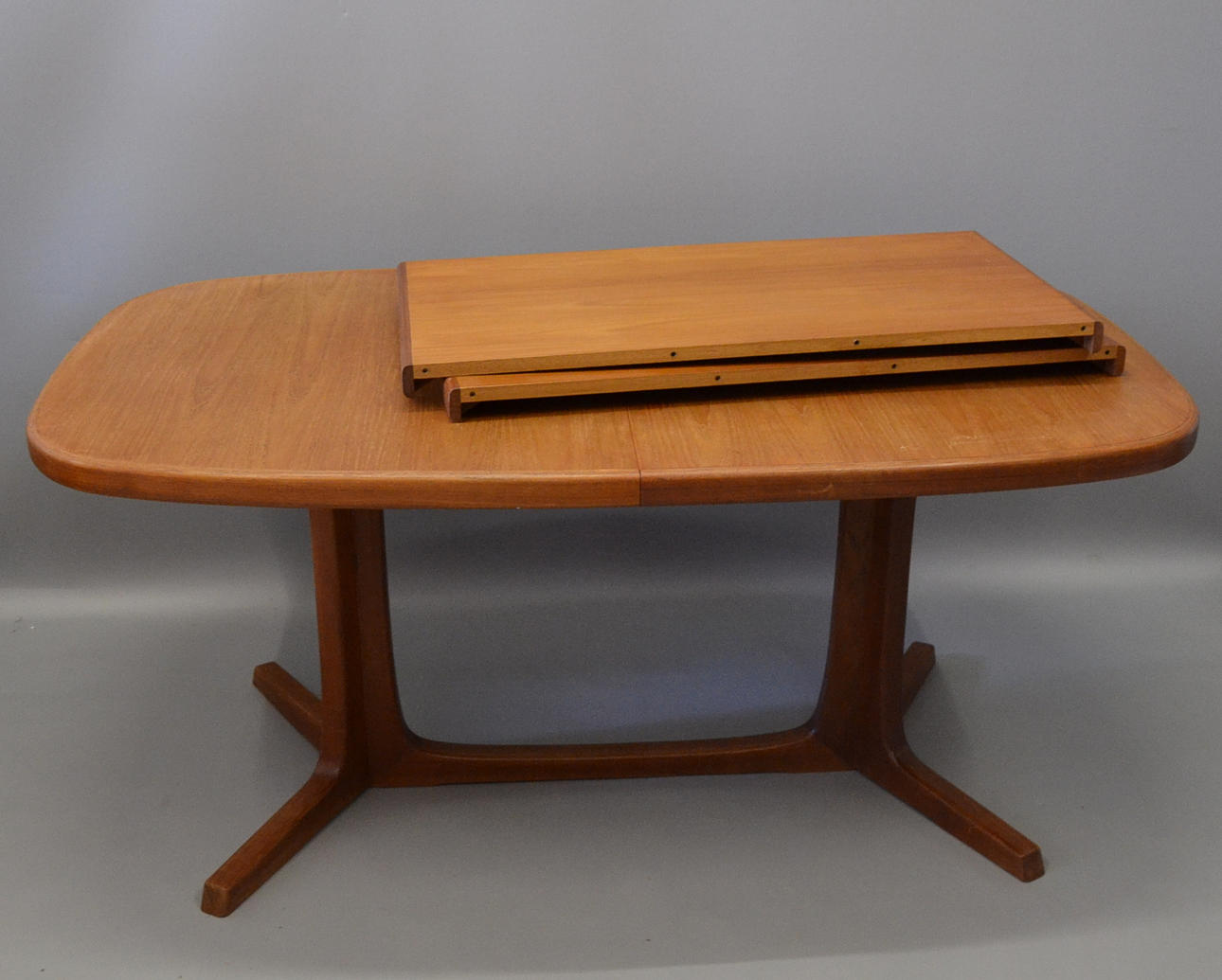 STORT TEAKBORD UTDRAGBART.