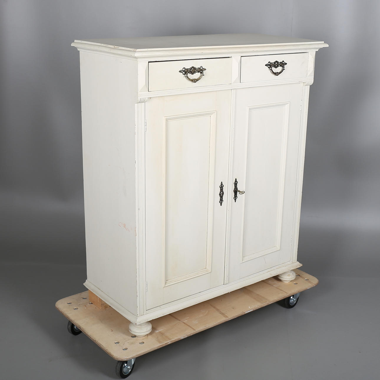 SKÄNK, vitlackerat trä, 1900-tal.