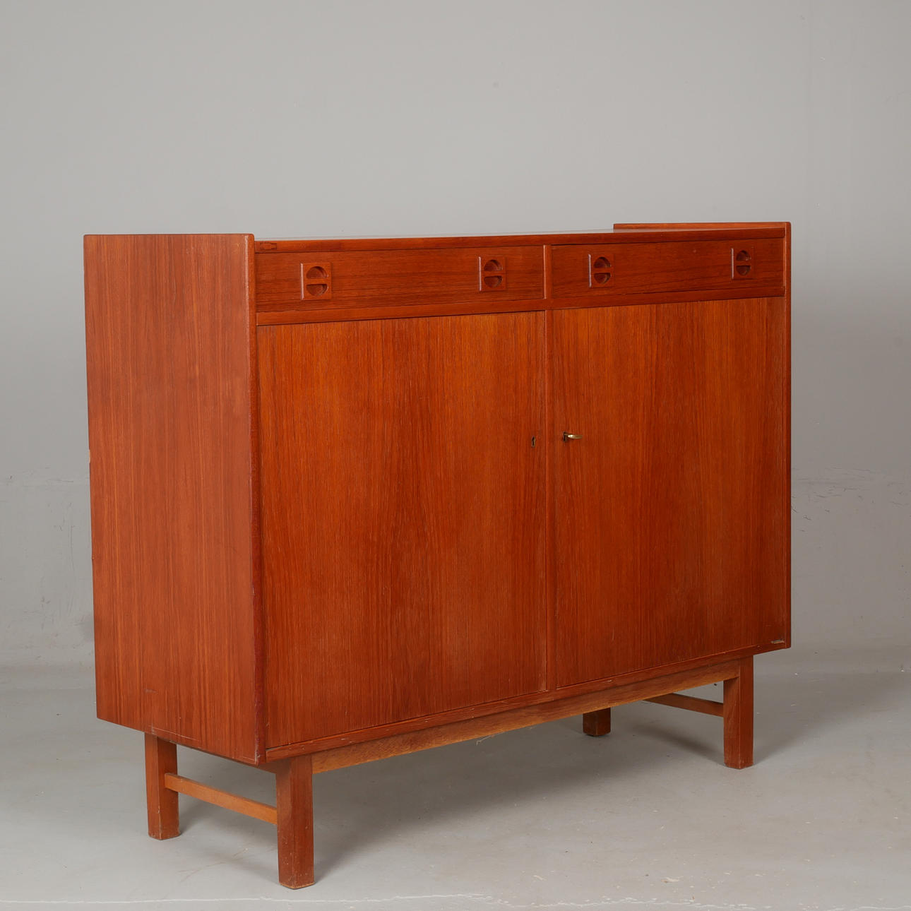 SIDEBOARD/SKÄNK, teak, 1950/60-tal. Möbler - Skåp & Hyllor - Auctionet
