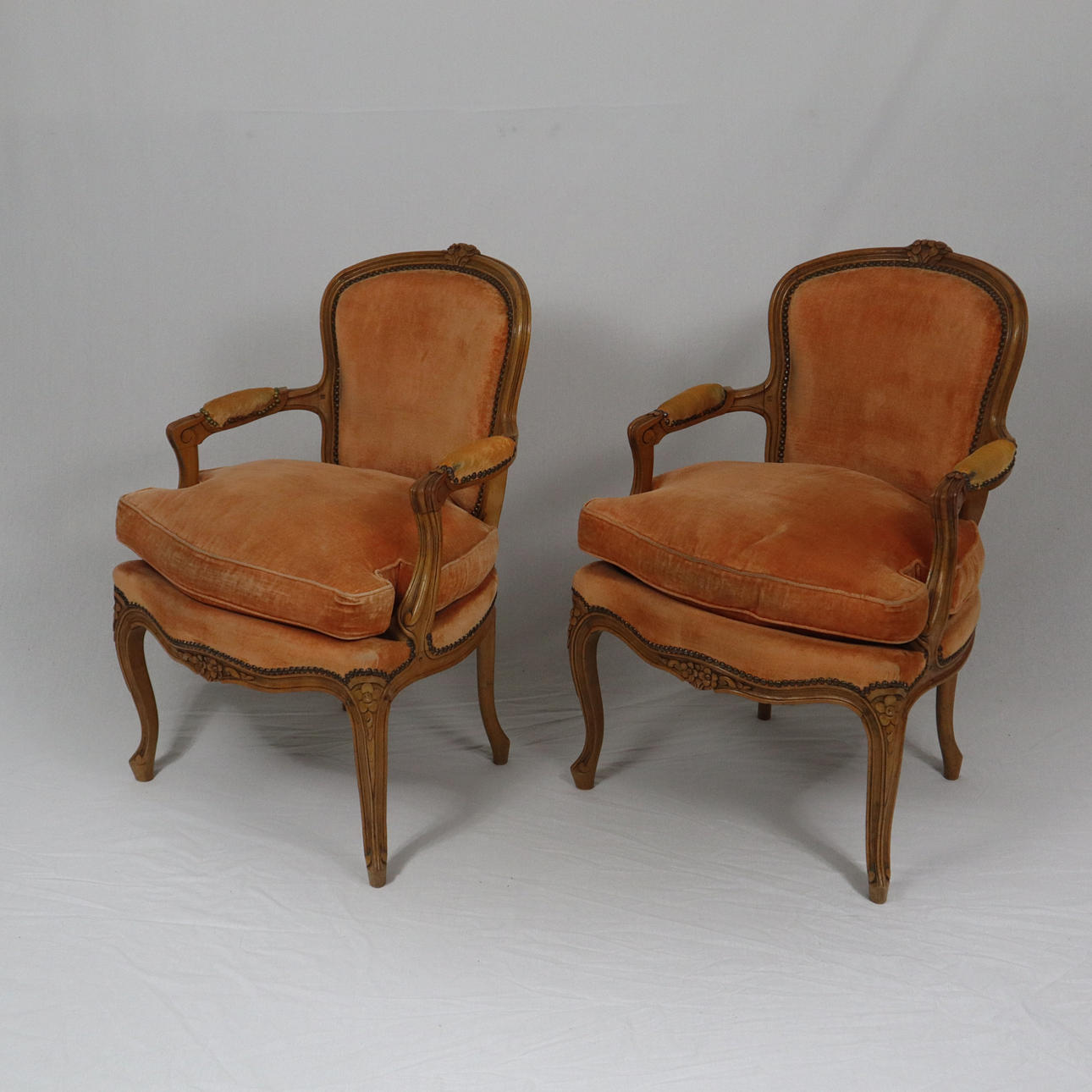 - Sillones estilo Luis XV, 1 par.