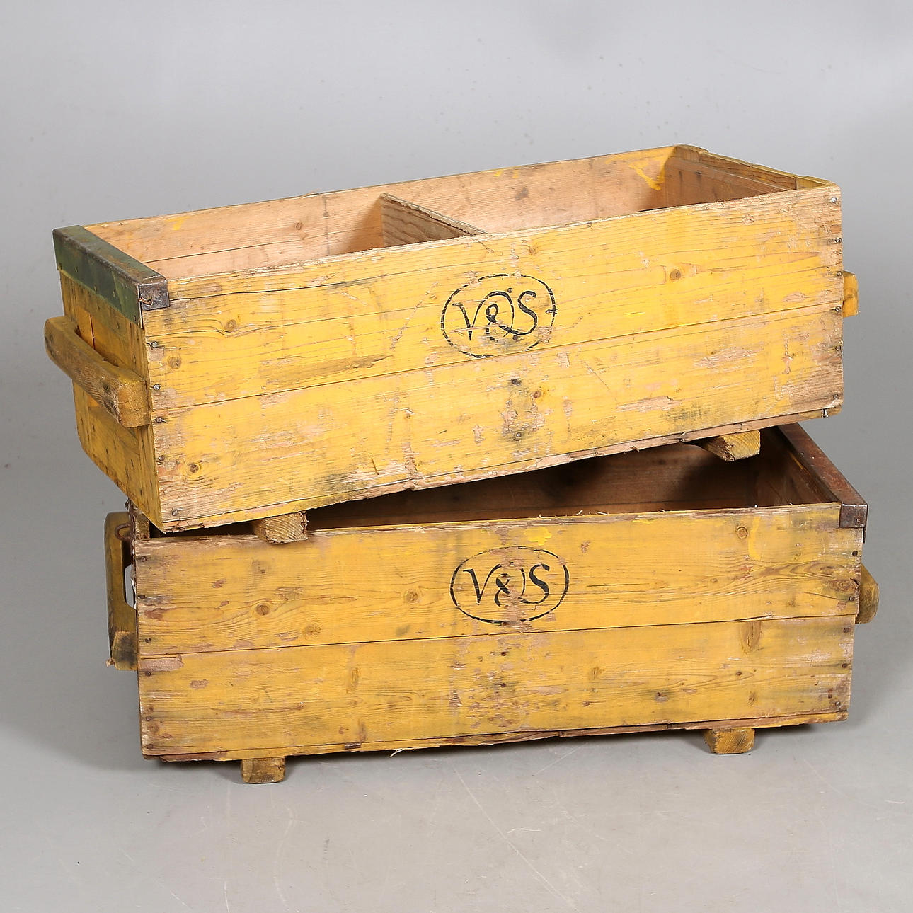 TRÄLÅDOR, 2 st, Vin & Sprit. 1900-talets första hälft.