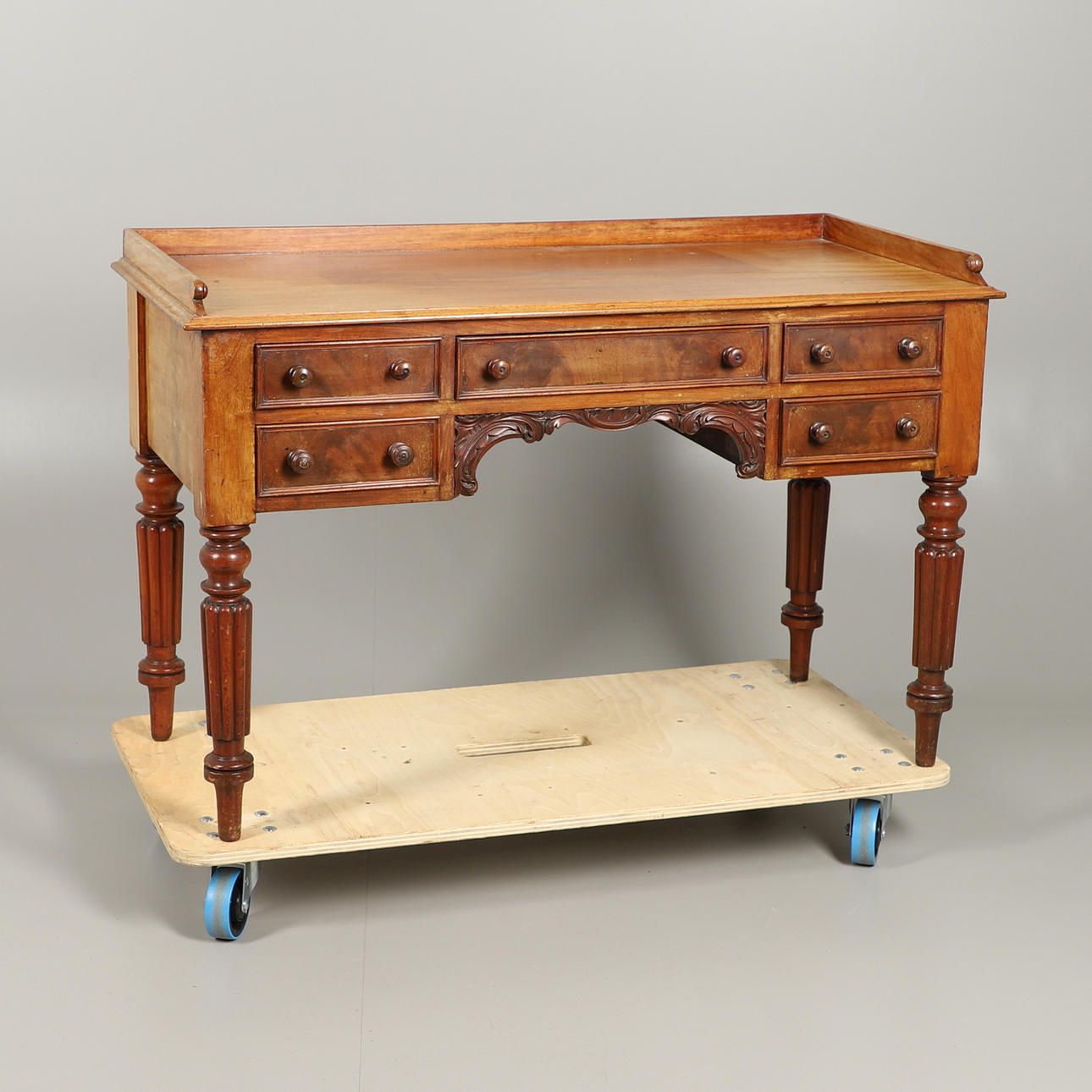 A VICTORIAN MAHOGANY DRESSING TABLE. Furniture - Tables - Auctionet