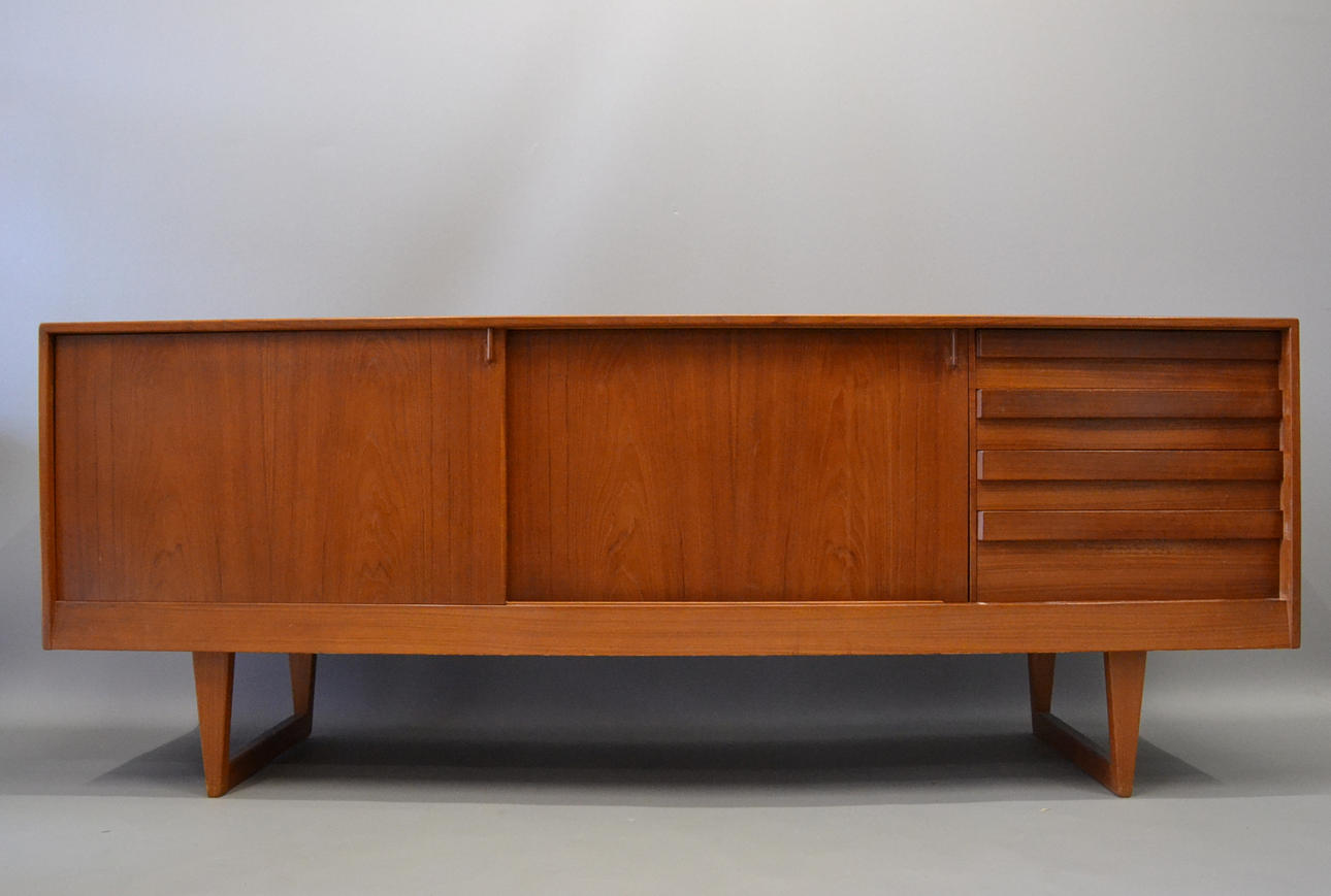 KURT ØSTERVIG. skänk modell 119 i teak.