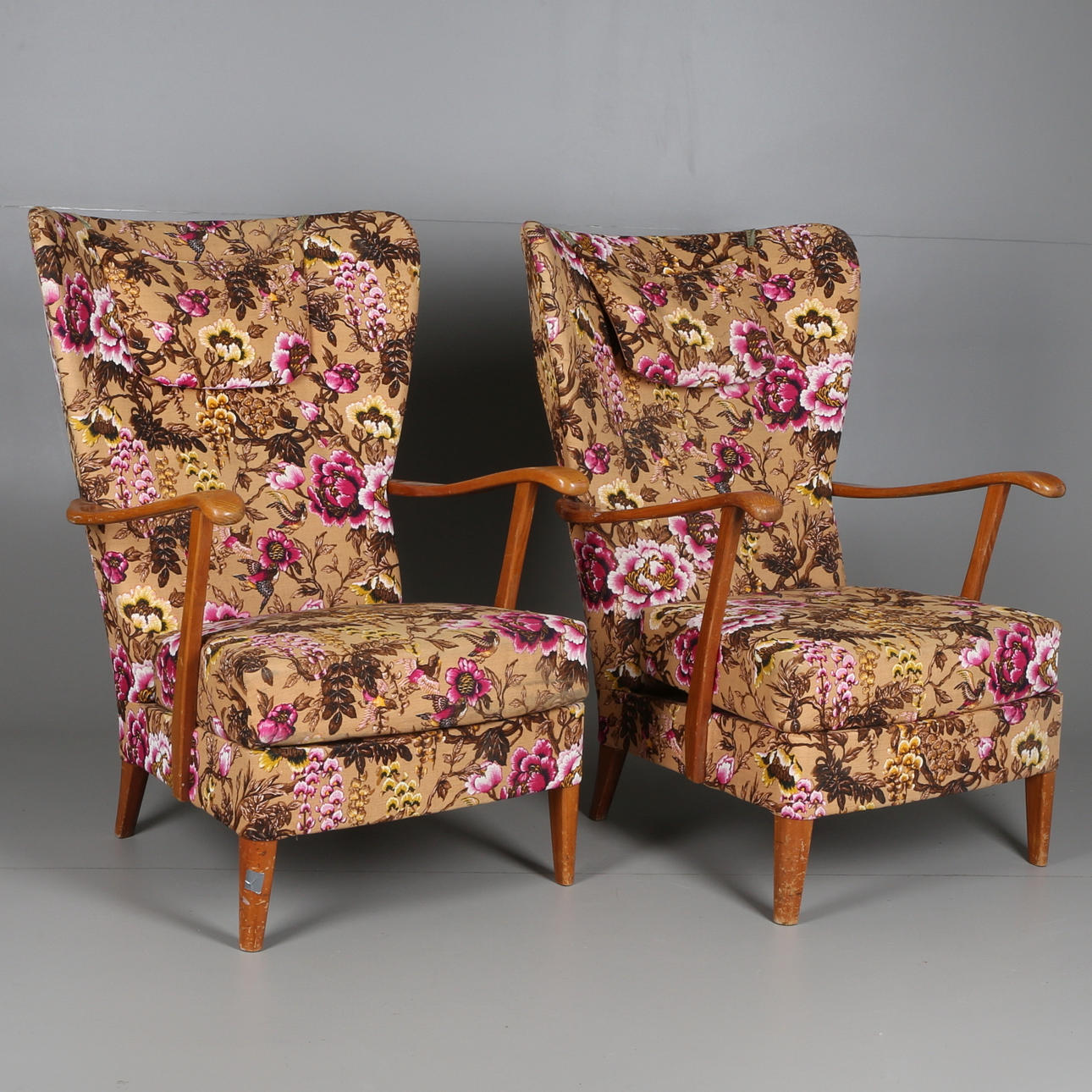 ÖRONLAPPSFÅTÖLJER, ett par, 1900-tal.