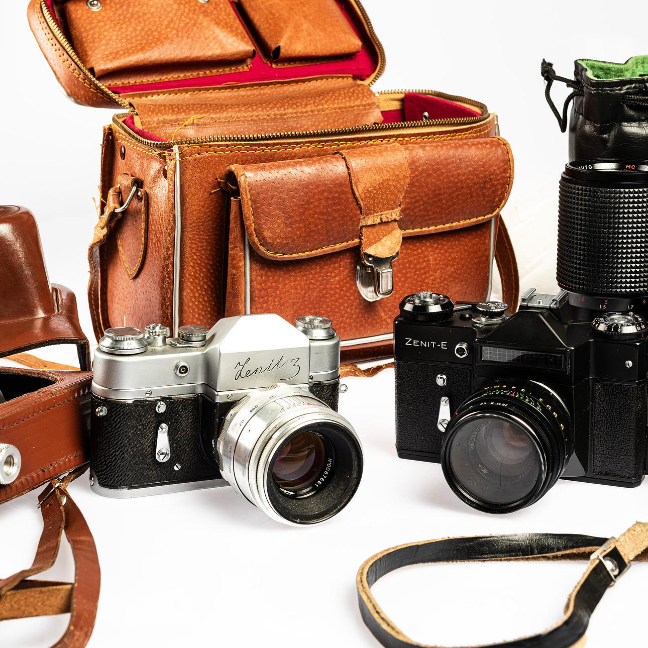 KAMERA, 2 stk, Zenit med tilbehør og objektiv.