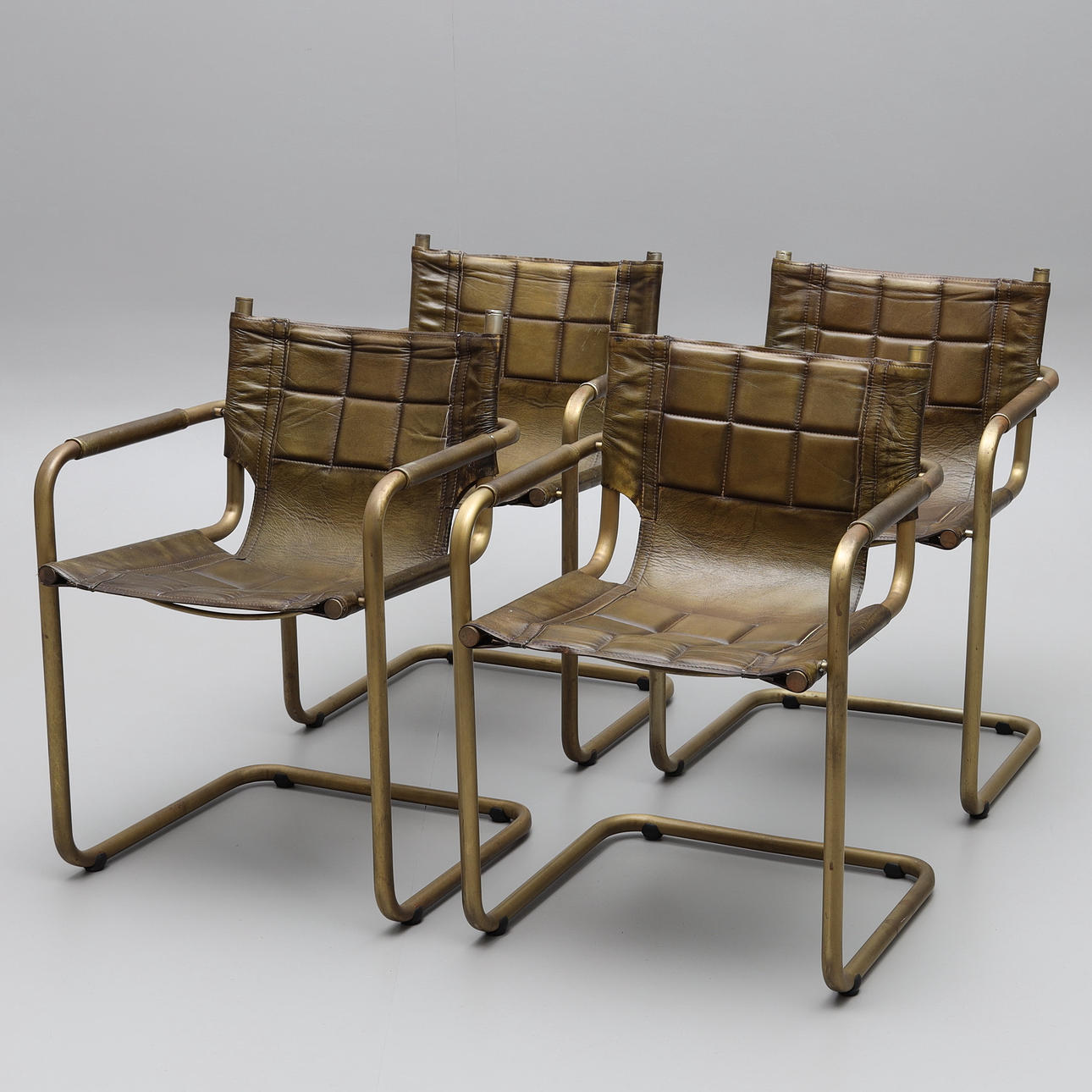 KARMSTOLAR, 4 st, mässing / konstläder, samtida.