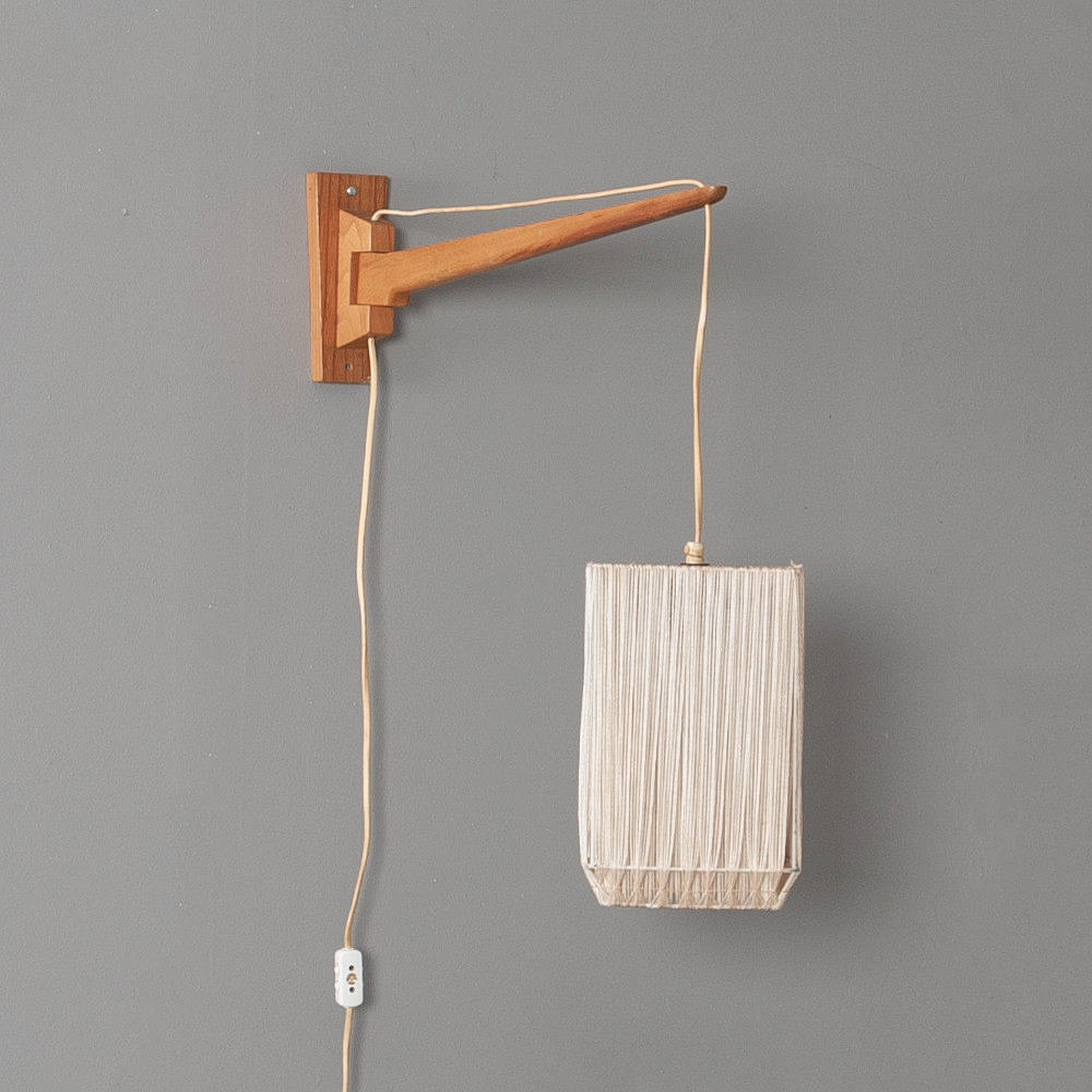 WALL LAMP. 1950s/60s, teak, swivel.