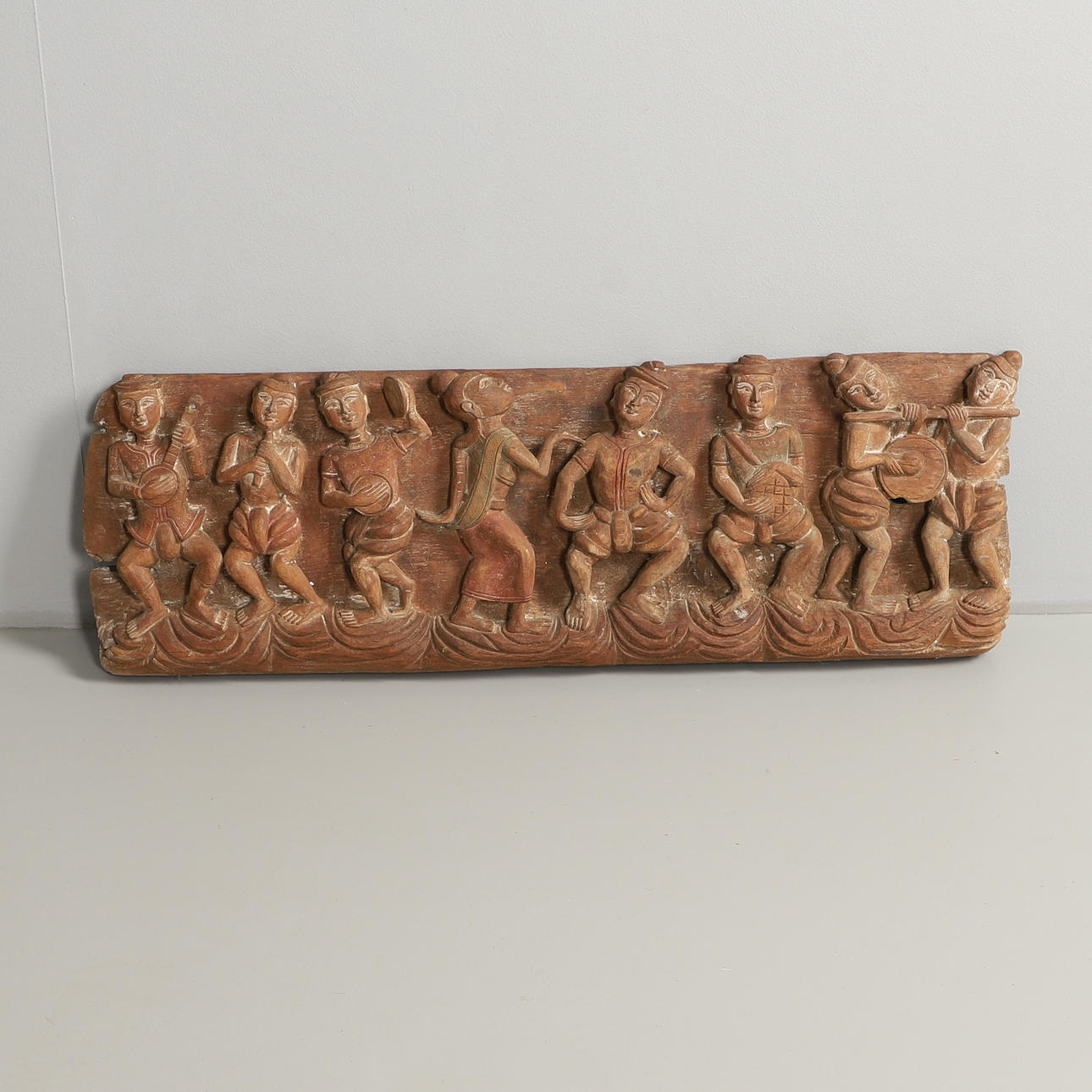 EIN INDISCHER GESCHNITZTER HOLZFRIES MIT ACHT MUSIKER.