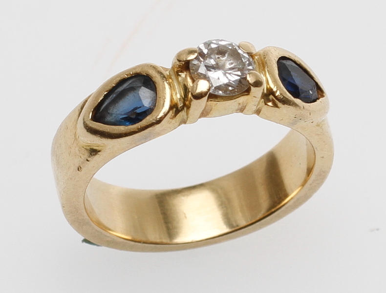 PRYDNADSRING, 18k guld med diamant samt blå stenar, vikt ca 6,9 gram.