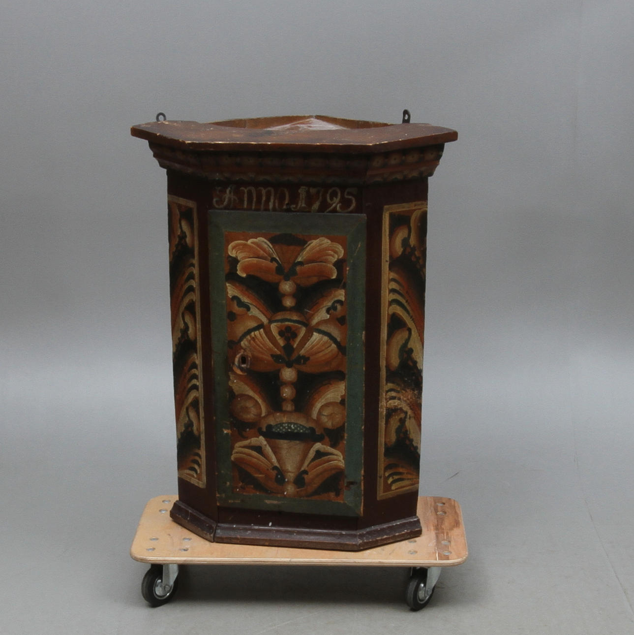 HÖRNSKÅP, allmoge, daterat 1795.