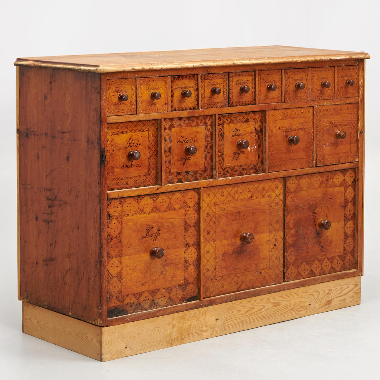 KÖPMANSDISK. Furu. Daterad 1897.