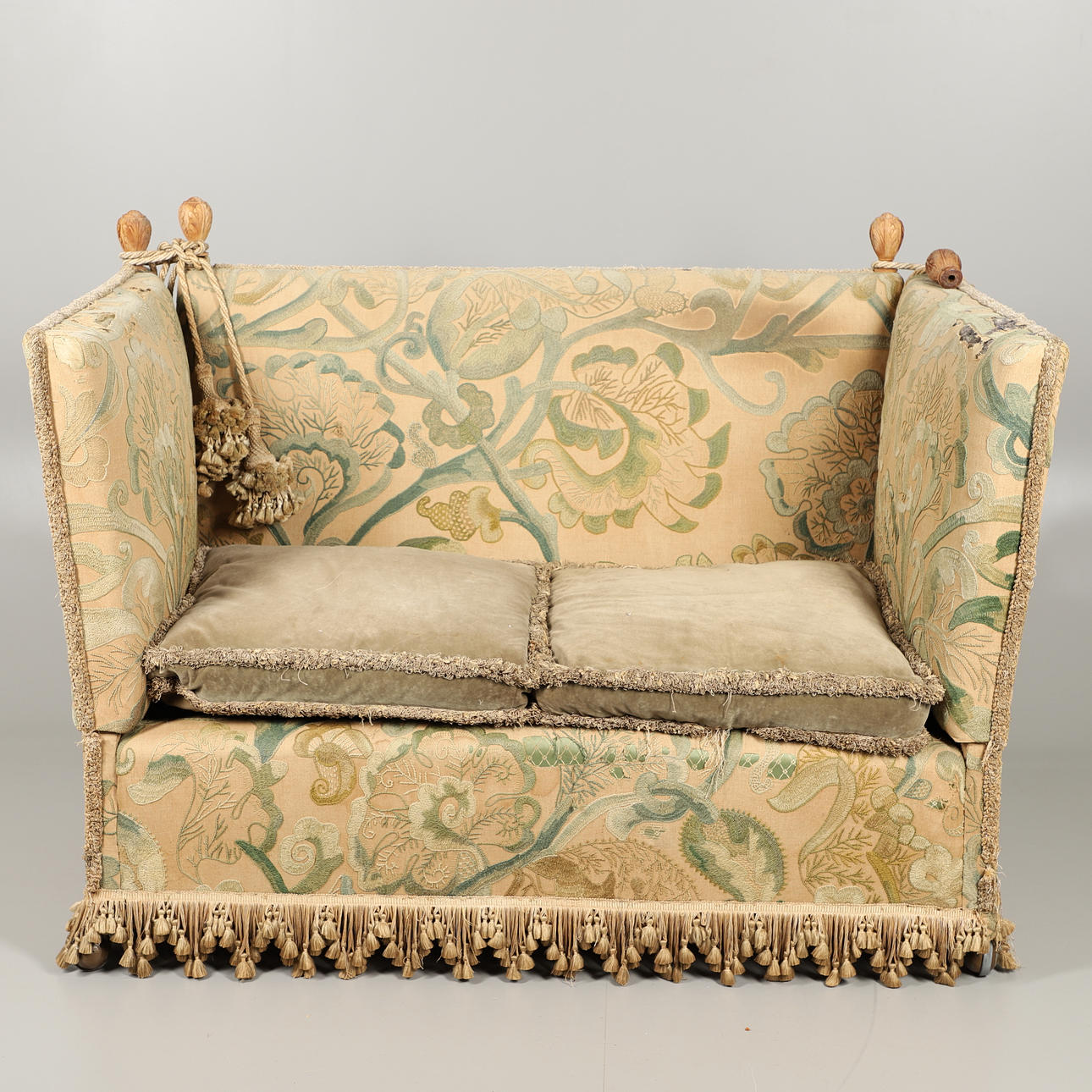 AN EARLY 20TH CENTURY KNOLE TYPE TWO SEATER SETTEE.